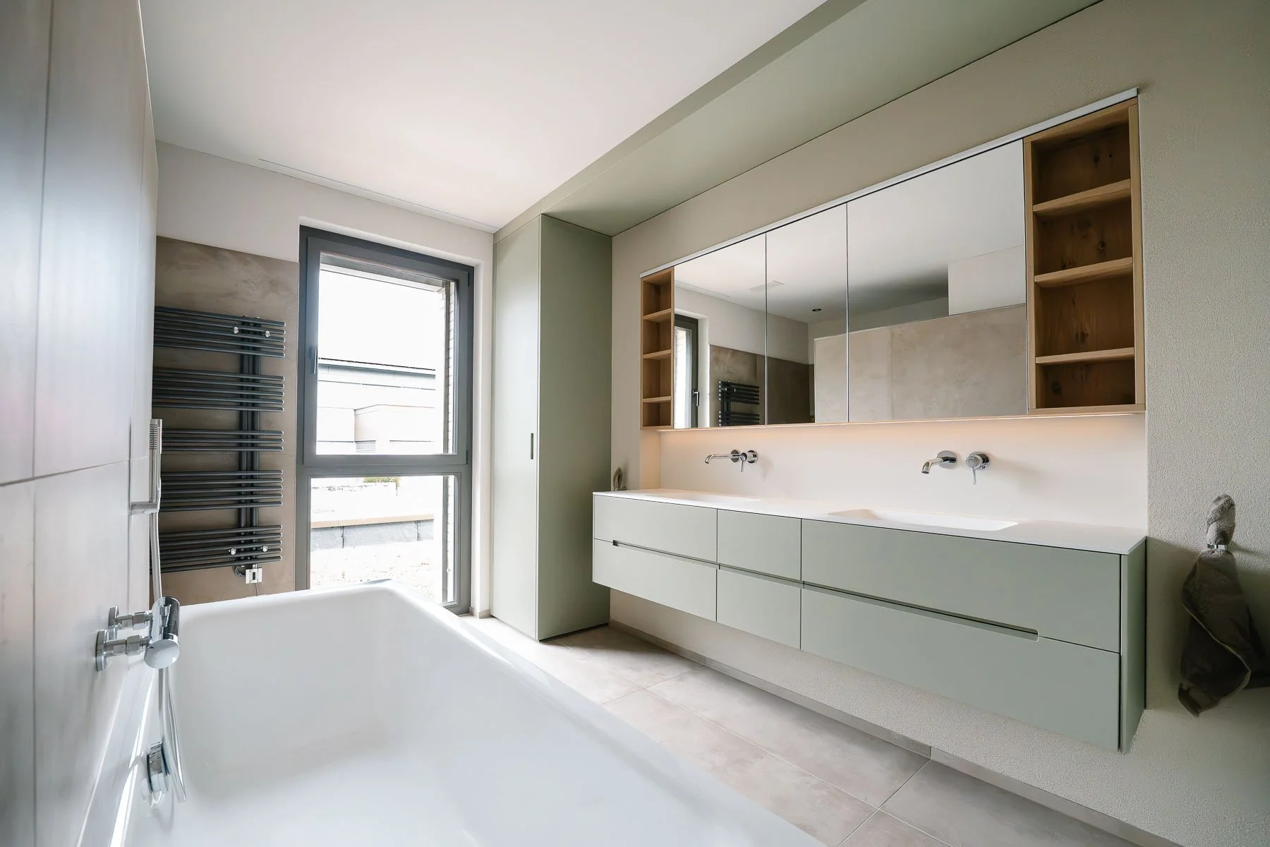 Badezimmer Einfamilienhaus Sirnach, Dusche und Waschtisch