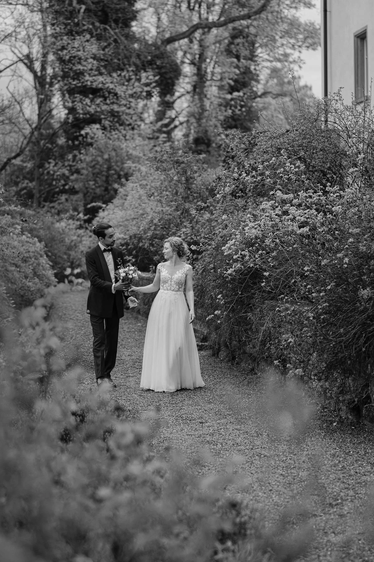 Brautpaar Schloss Wartegg Gartenanlage — Martina Eggenberger Fotografie