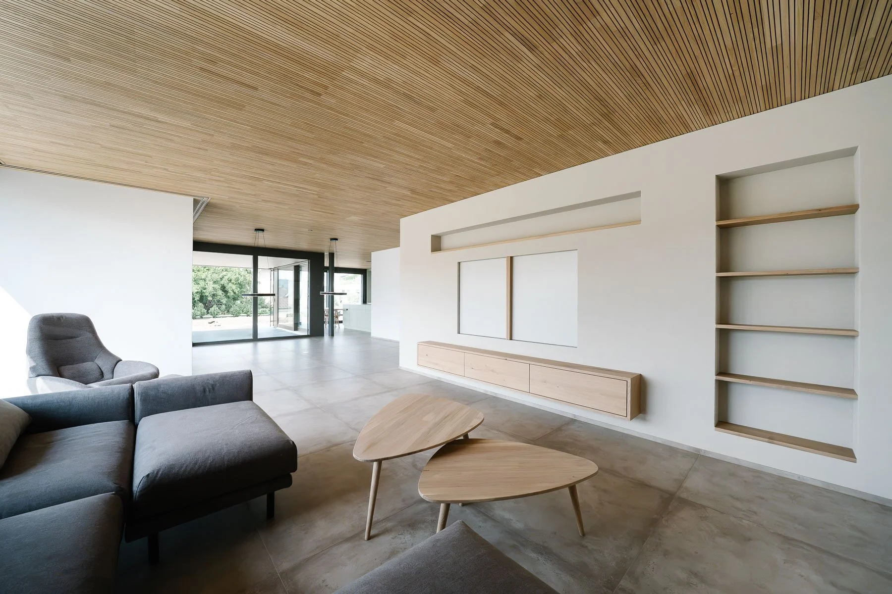 Wohnzimmer Sirnach mit Fensterfront und Tageslicht