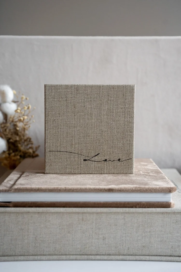 Leporello Leineneinband Love-Gravur — Erinnerungsstück Fotografie Ostschweiz