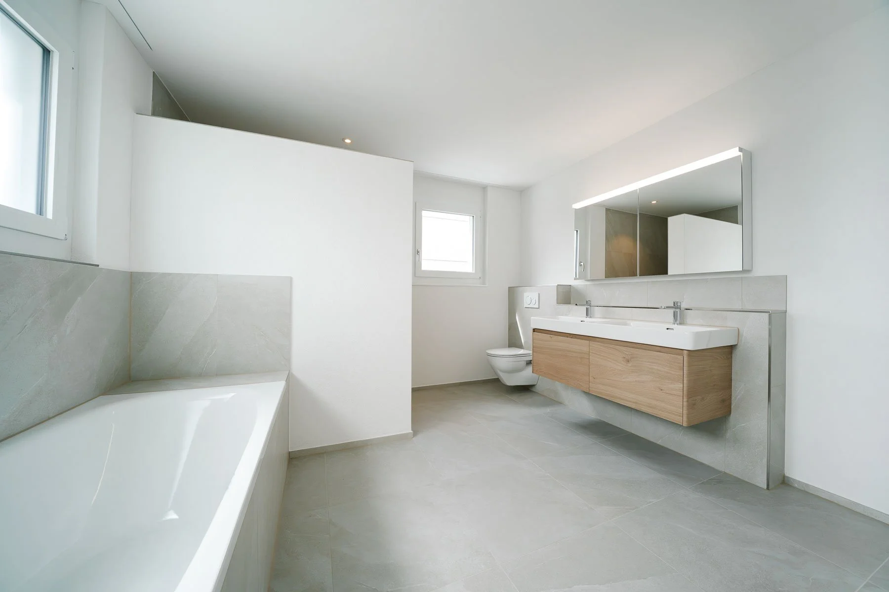 Badezimmer mit Badewanne, Haus Münchwilen