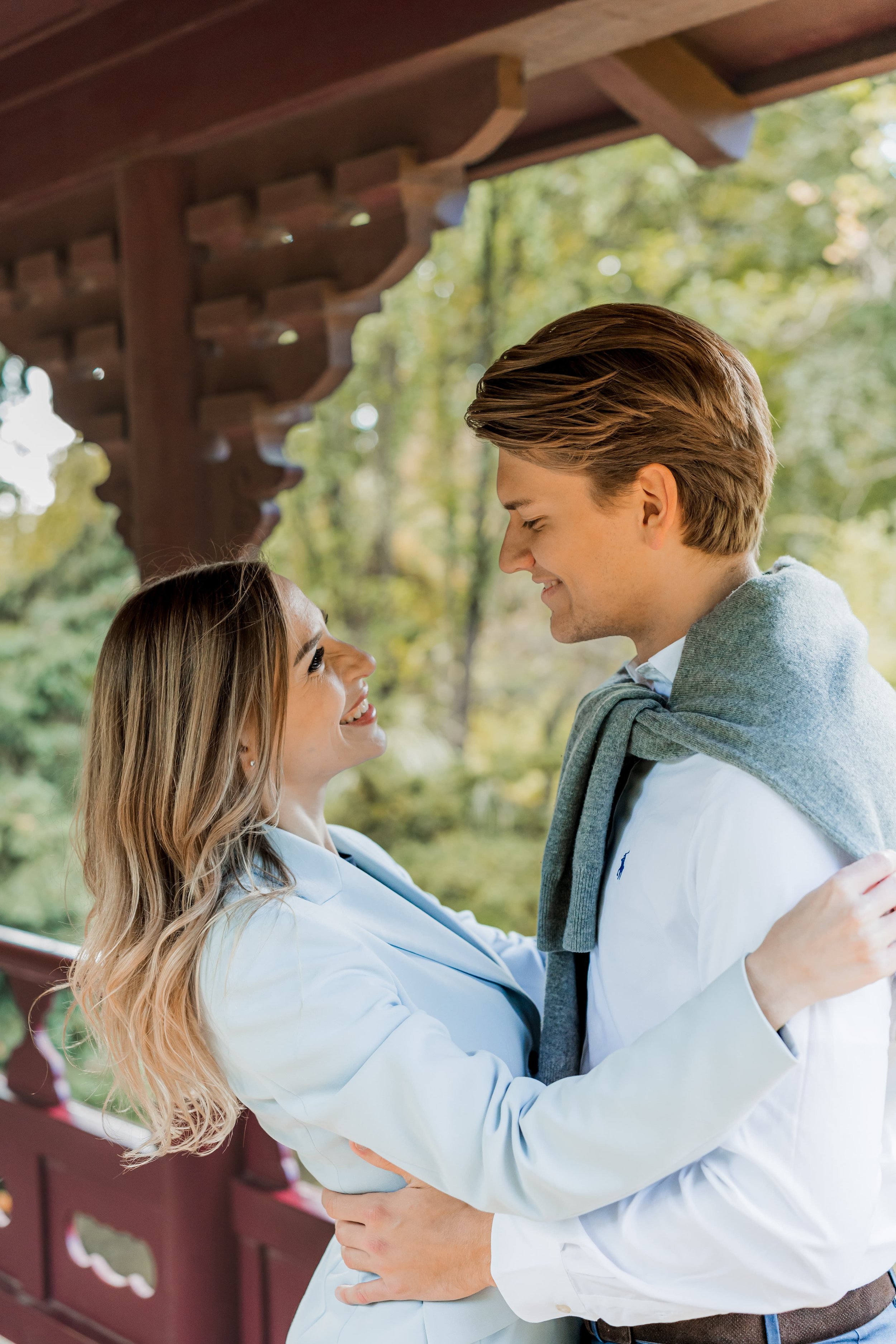 Foto / Portrait eines glücklichen Paares in der Natur