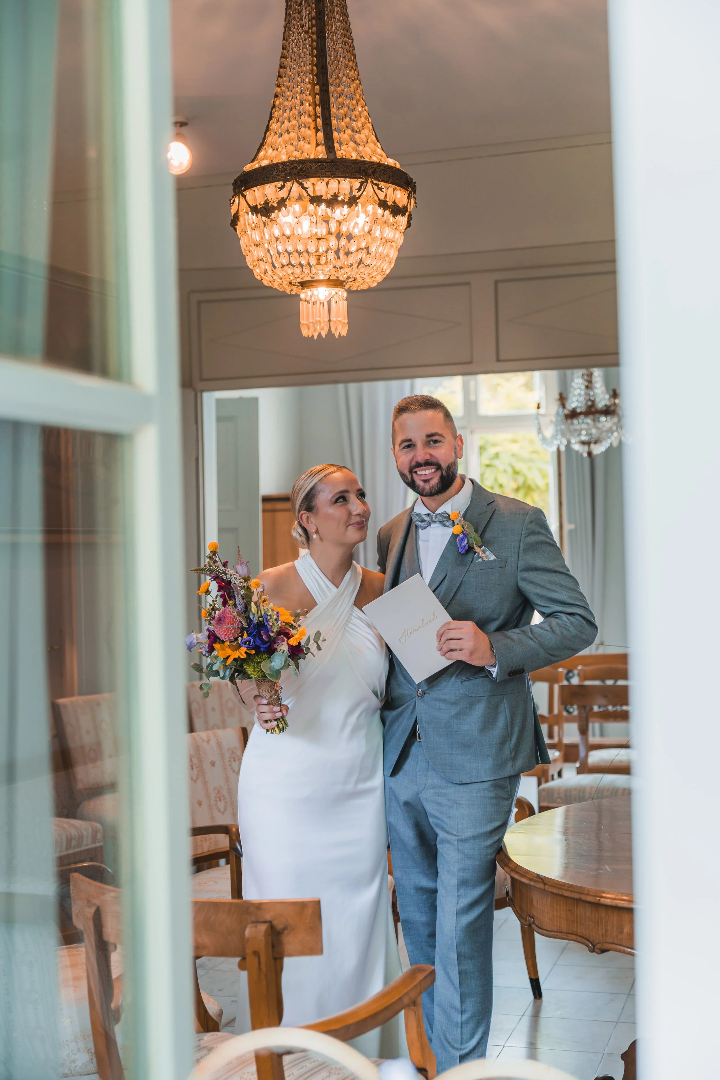 Foto eines Hochzeitspaares an ihrem Hochzeitstag nach der Trauung