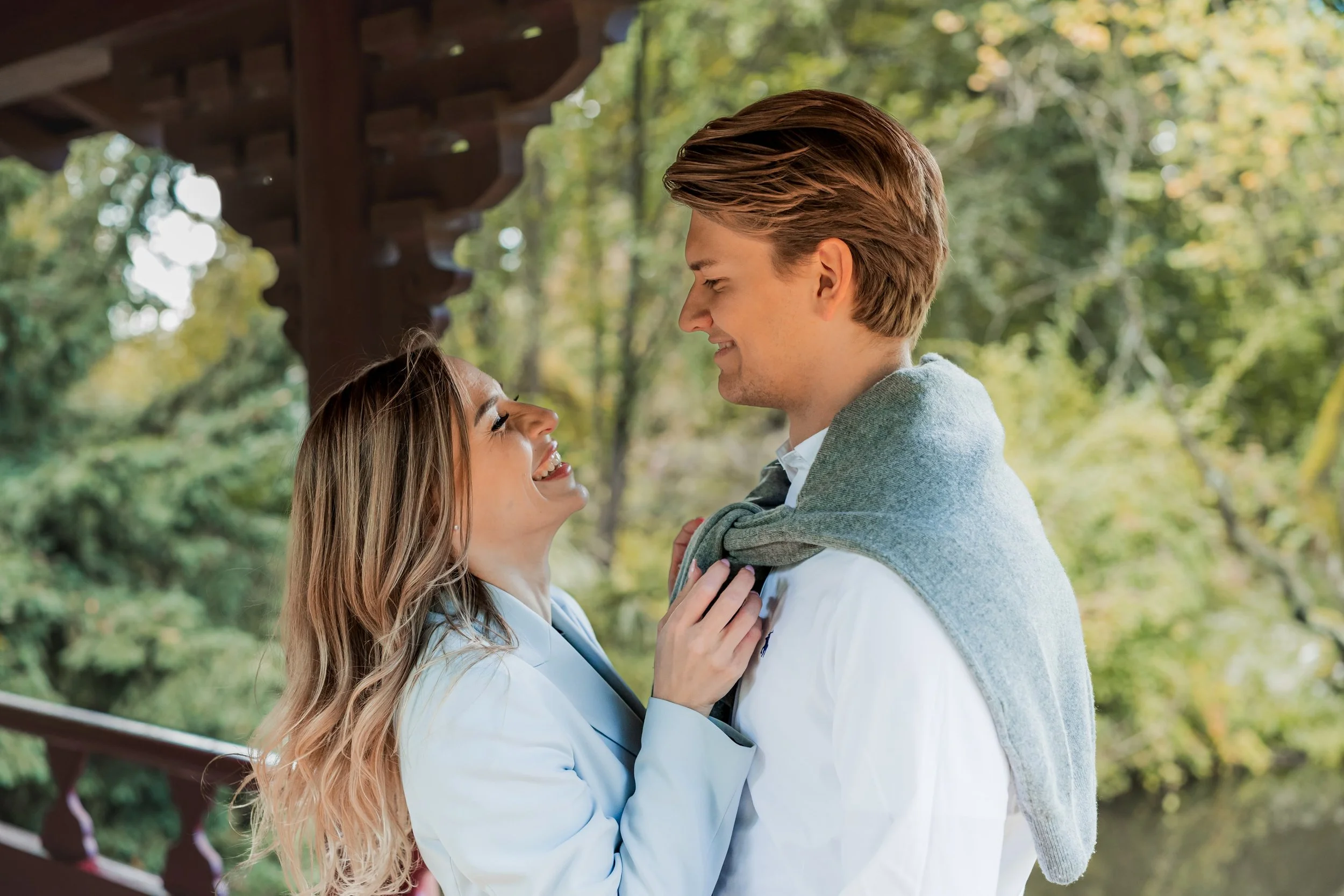 Foto / Portrait eines glücklichen Paares in der Natur