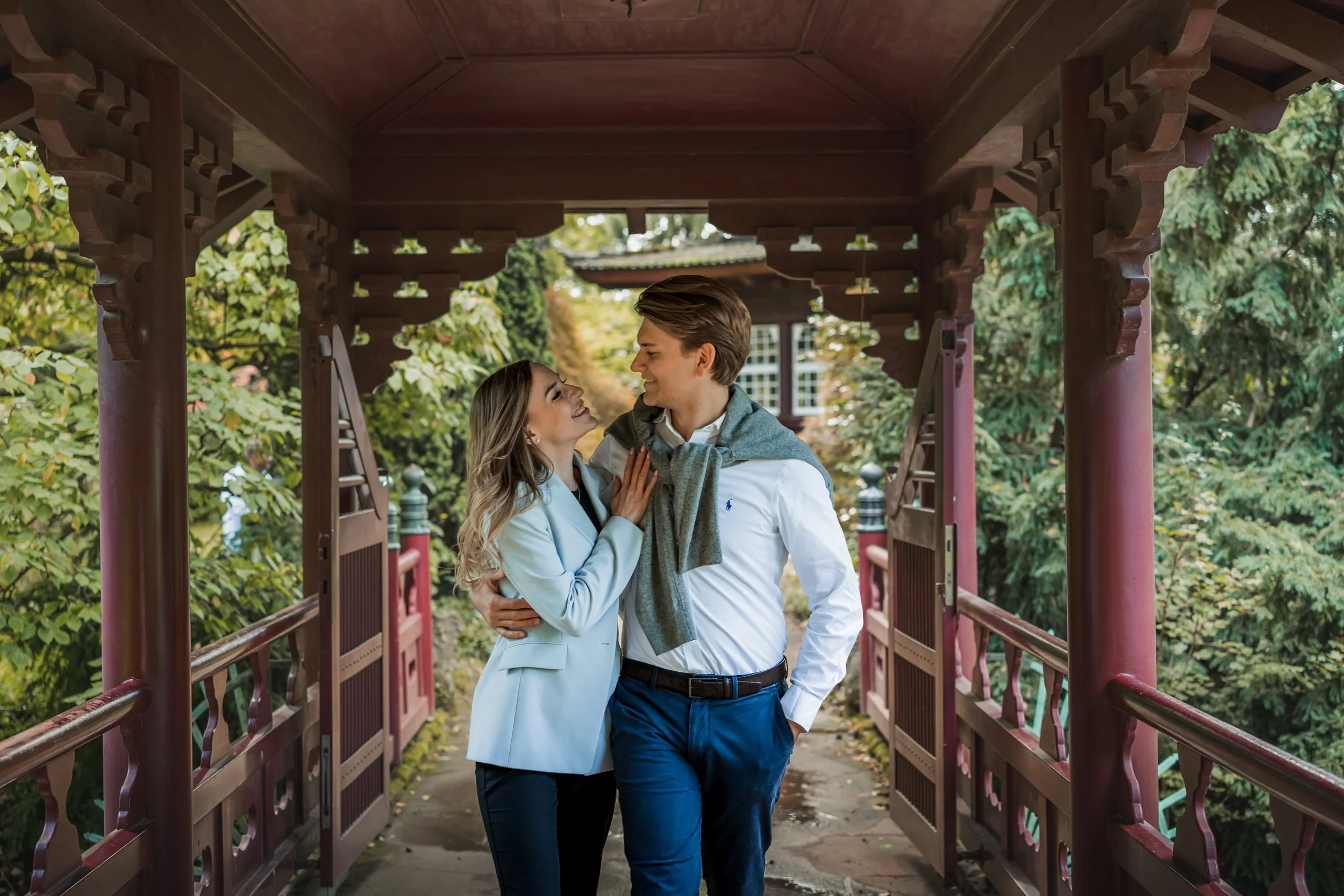 Foto / Portrait eines glücklichen Paares in der Natur