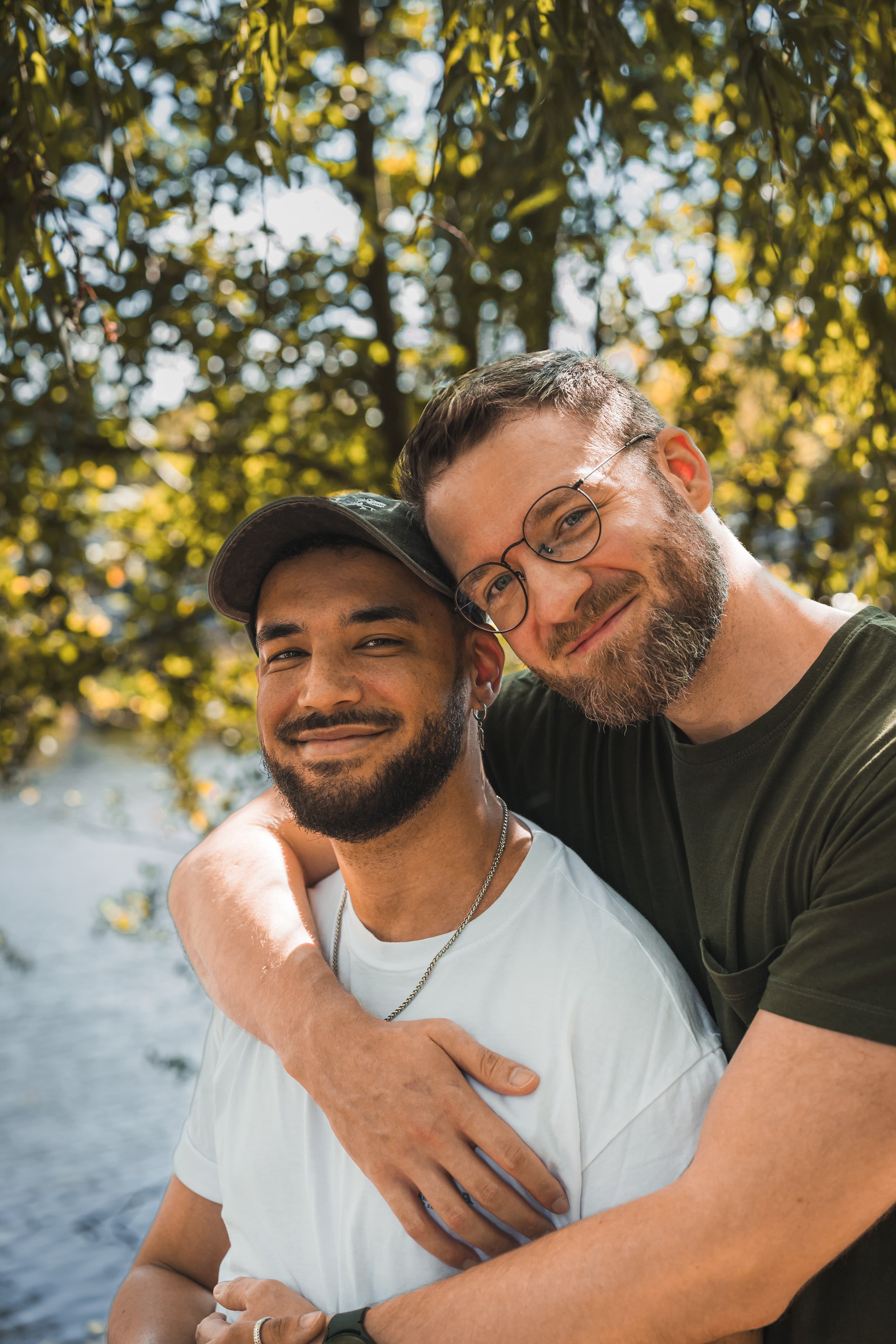 Foto / Portrait eines hübschen männlichen Paares in der Natur