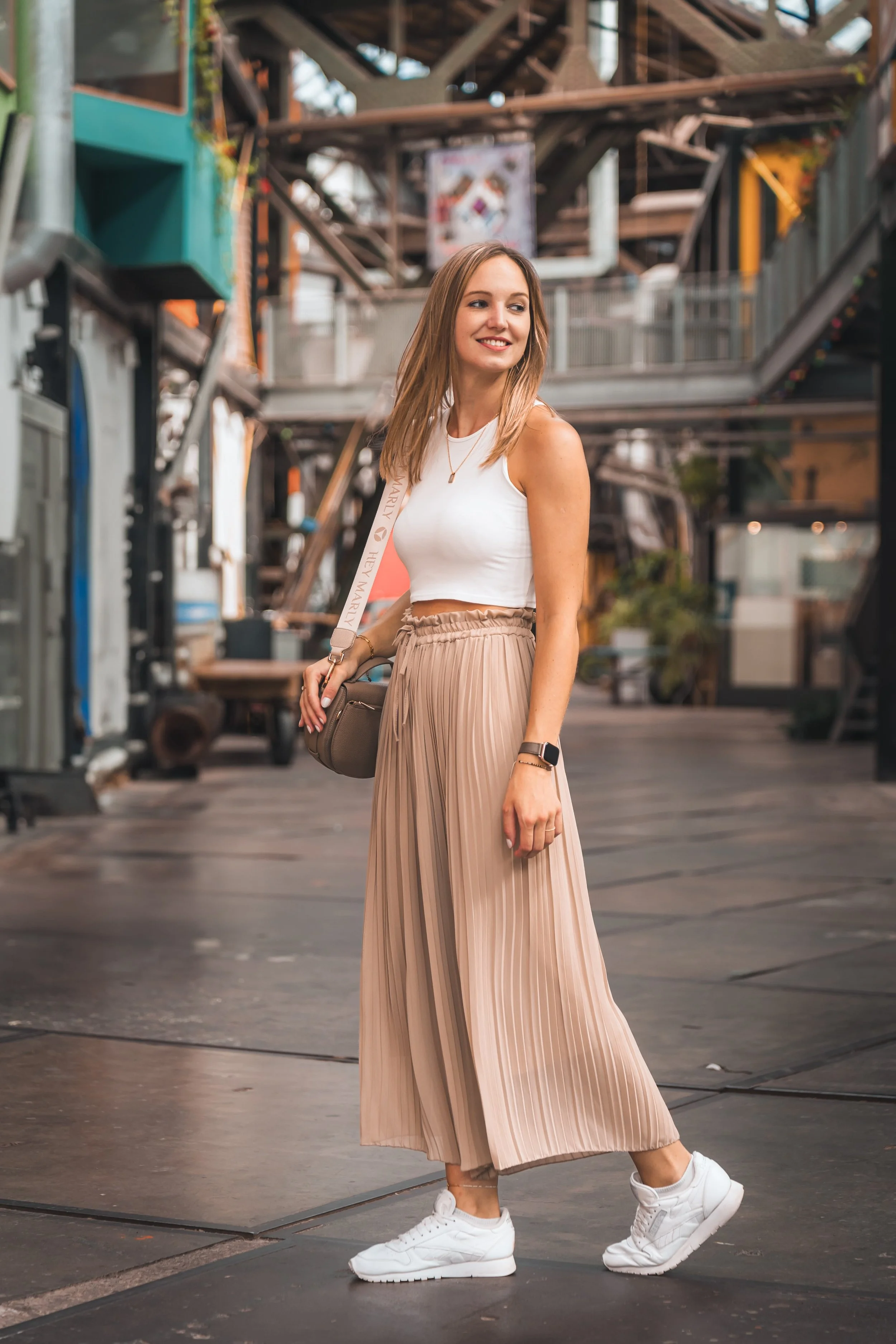 Foto einer hübschen jungen Frau bei einem Spaziergang in Amsterdam