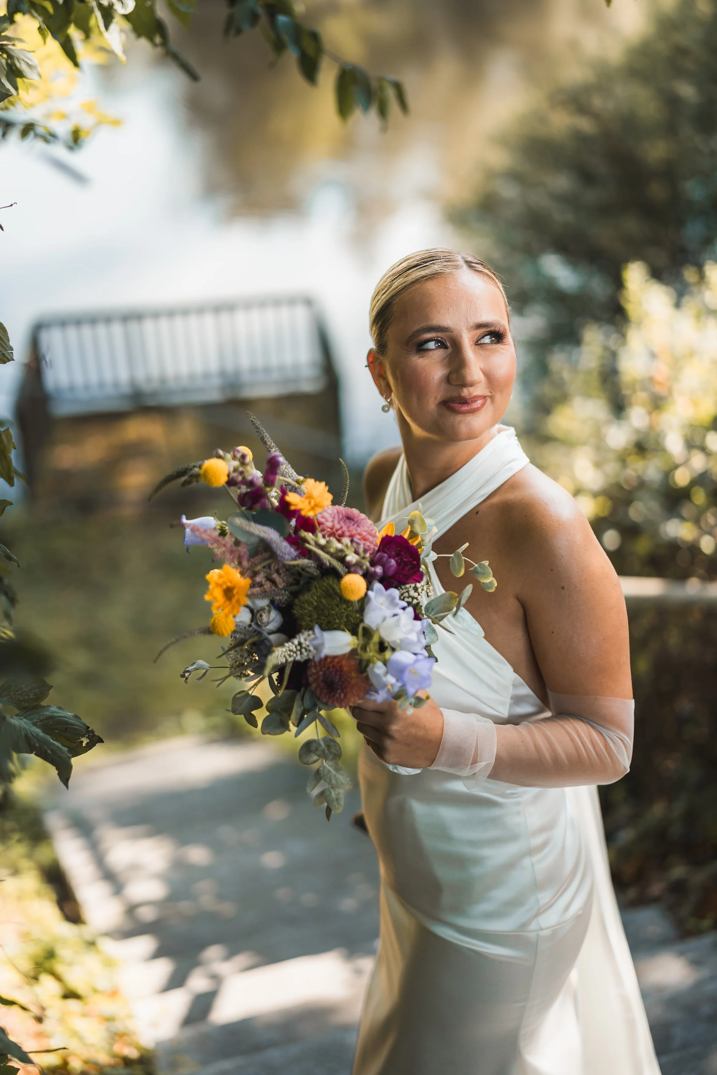 Foto einer Braut an ihrem Hochzeitstag mit ihrem Brautstraß in einem weißen Kleid