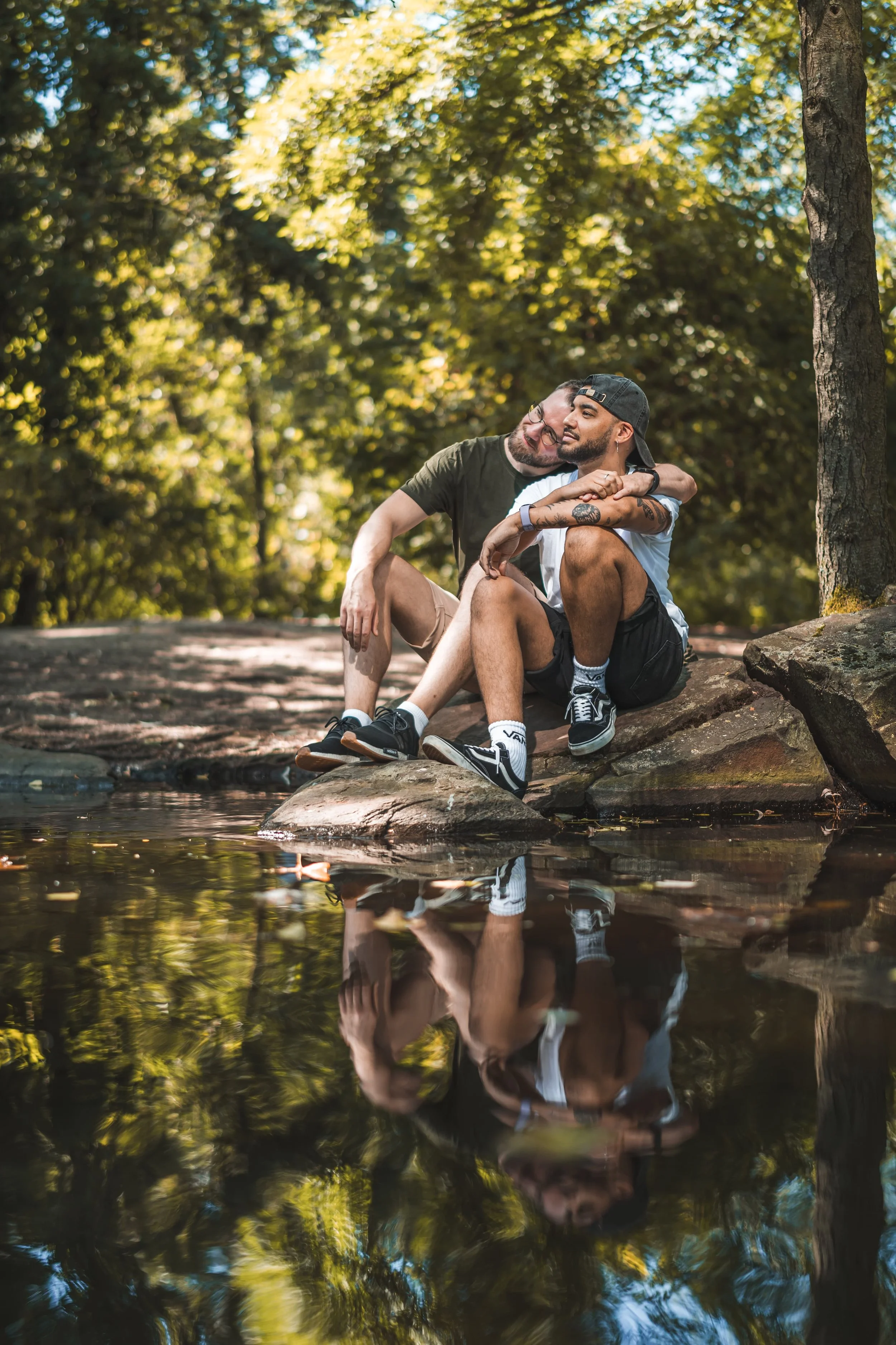 Foto / Portrait eines hübschen männlichen Paares am Wasser