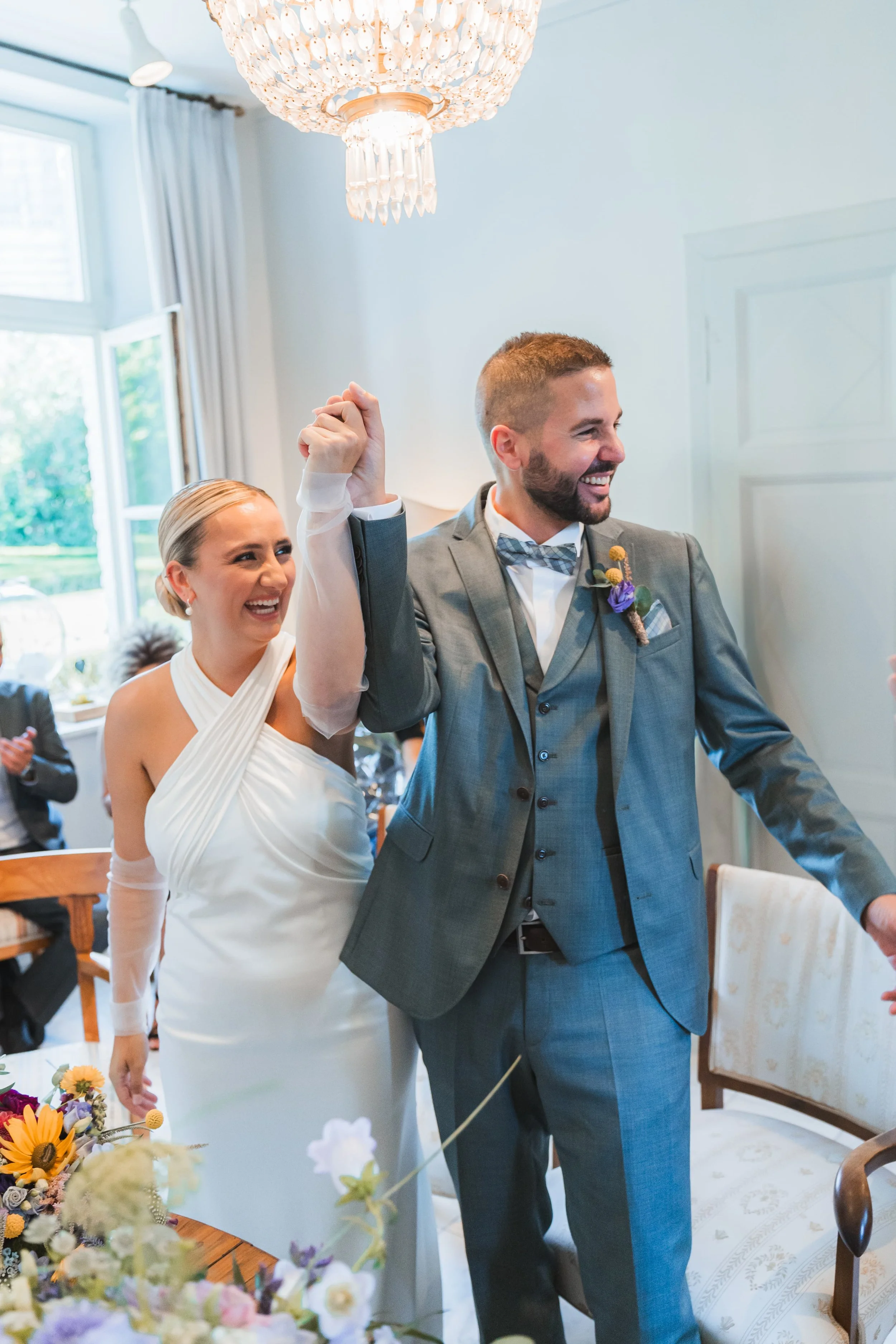Foto eines Hochzeitspaares an ihrem Hochzeitstag nach der Trauung