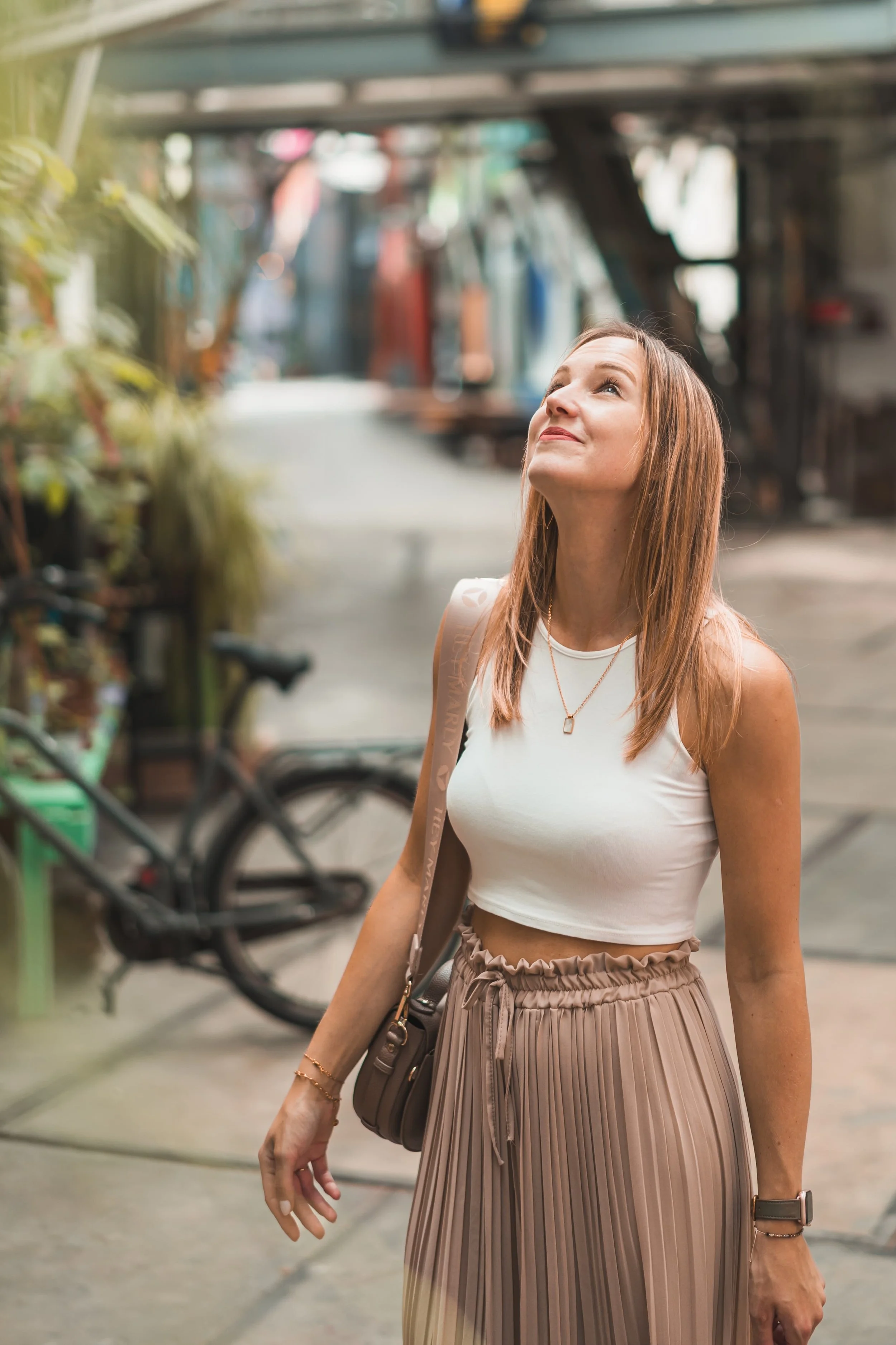 Foto einer hübschen jungen Frau bei einem Spaziergang in Amsterdam