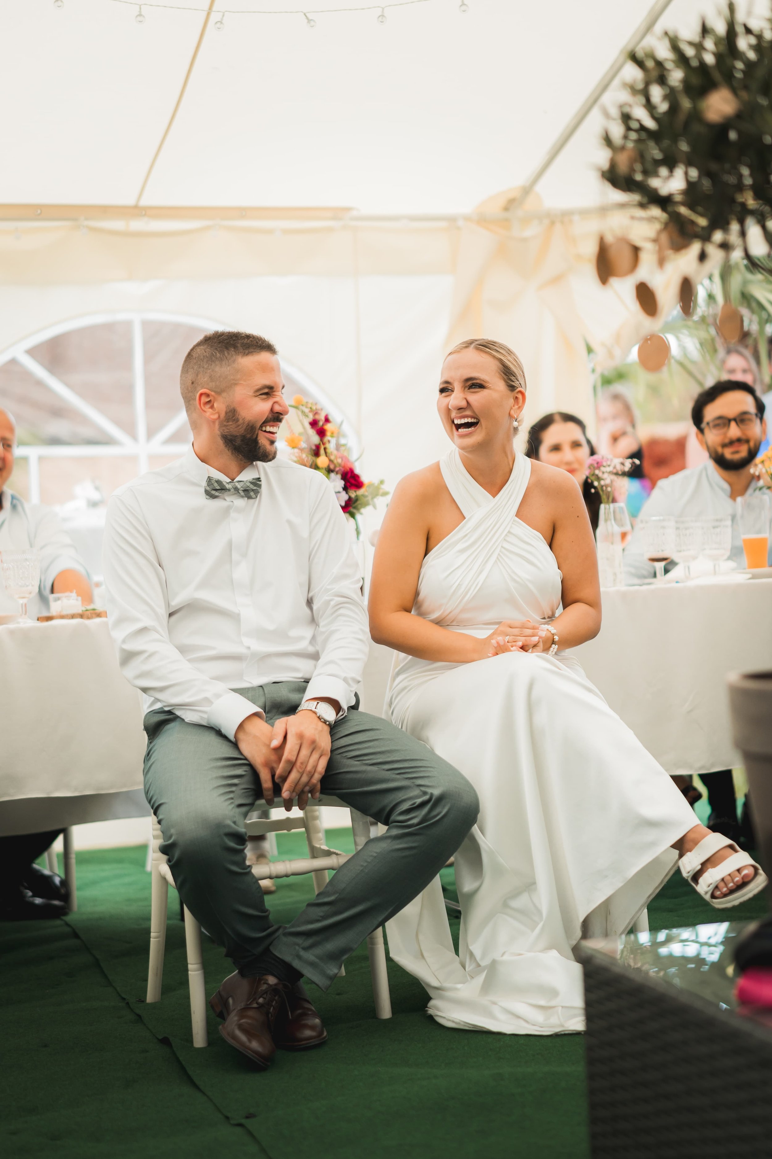 Foto eines Hochzeitspaares bei einer Überraschung auf ihrer Hochzeitsfeier