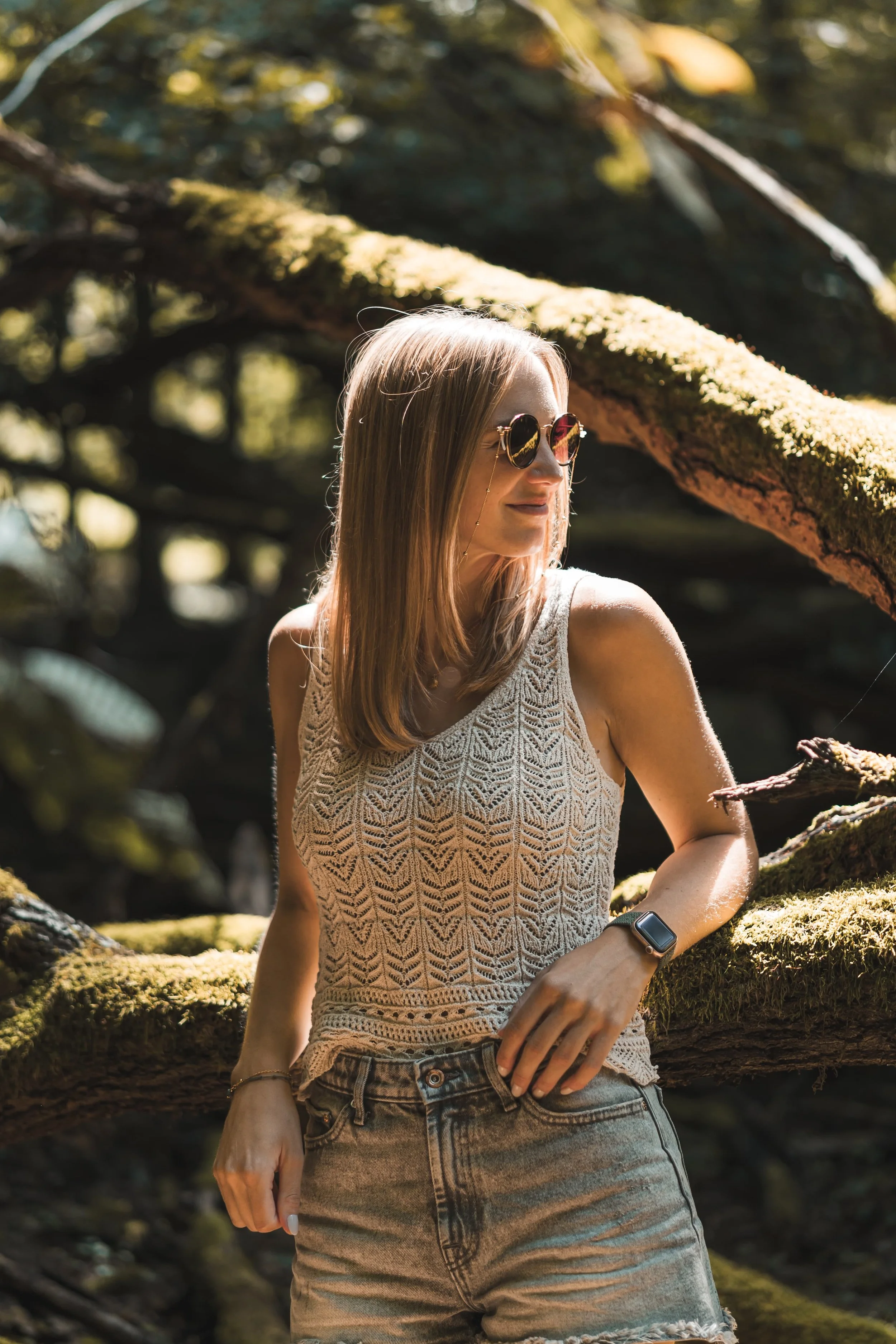 Foto einer hübschen jungen Frau bei einem Spaziergang in der Natur an einem Sommertag