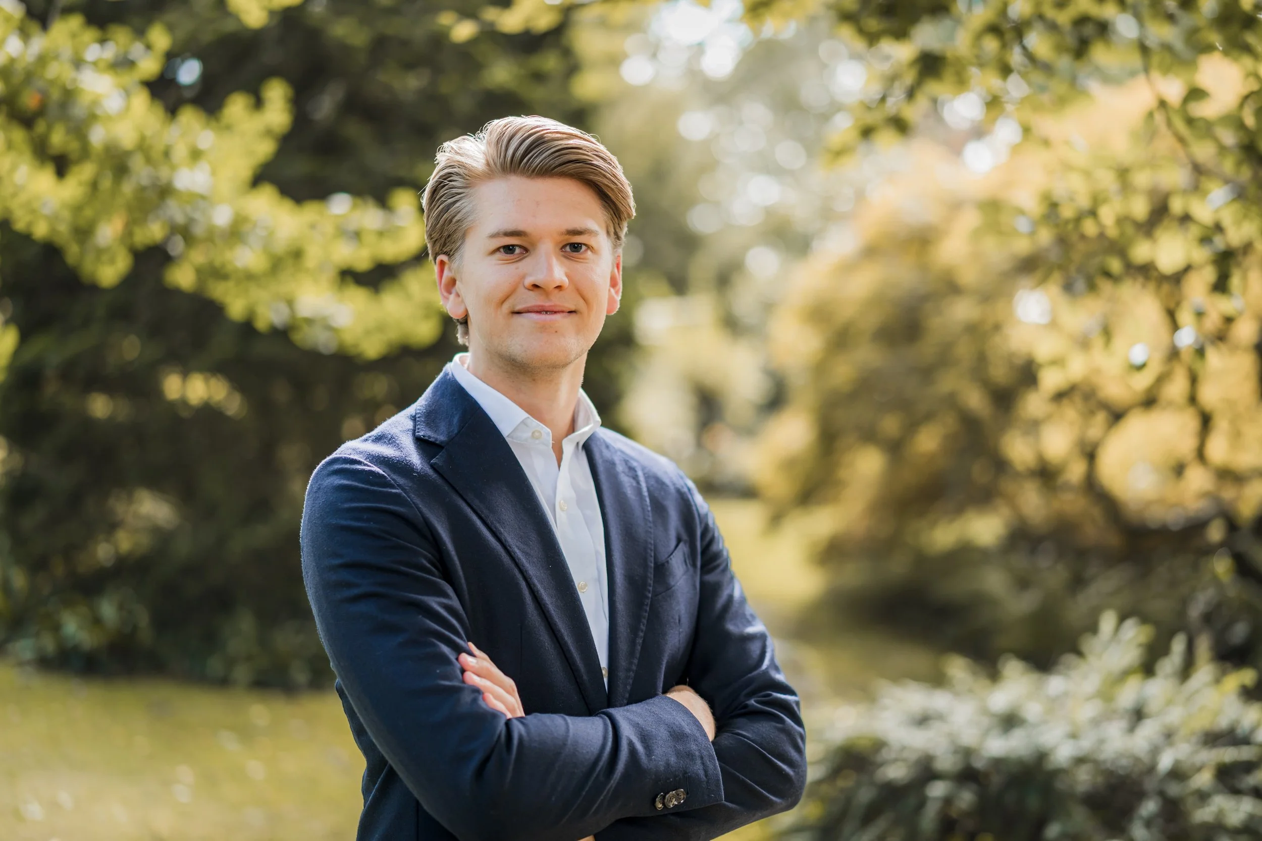 Portrait eines Geschäftsmanns in der Natur