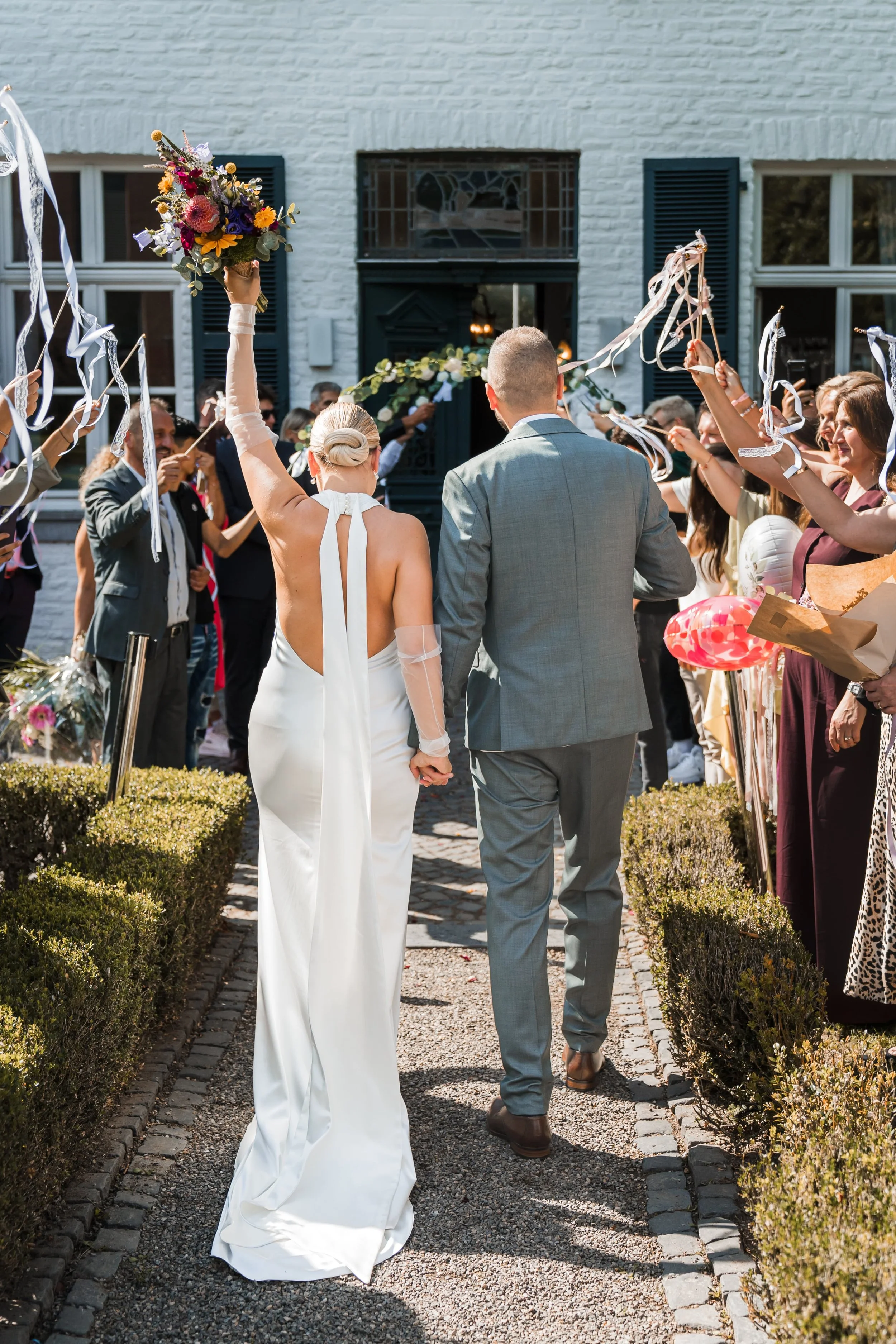 Foto eines Hochzeitspaares an ihrem Hochzeitstag nach der Trauung