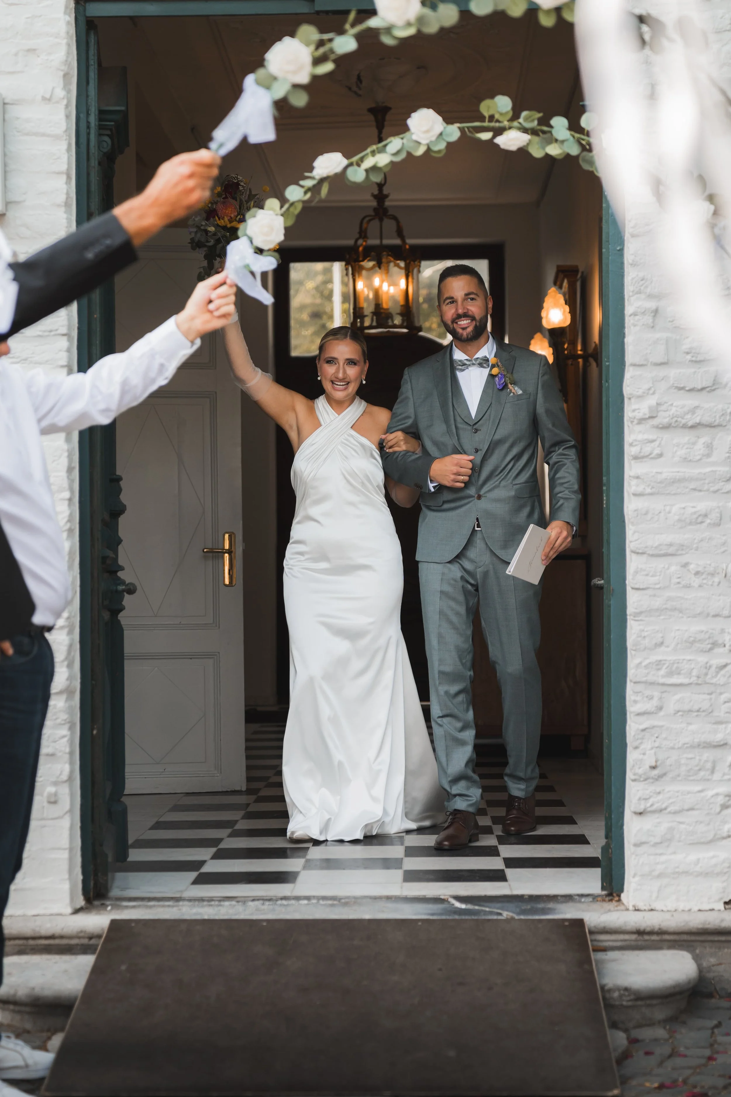 Foto eines Hochzeitspaares an ihrem Hochzeitstag nach der Trauung