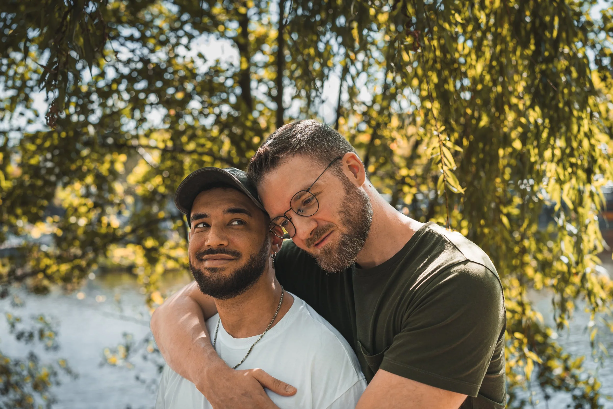 Foto / Portrait eines hübschen männlichen Paares in der Natur