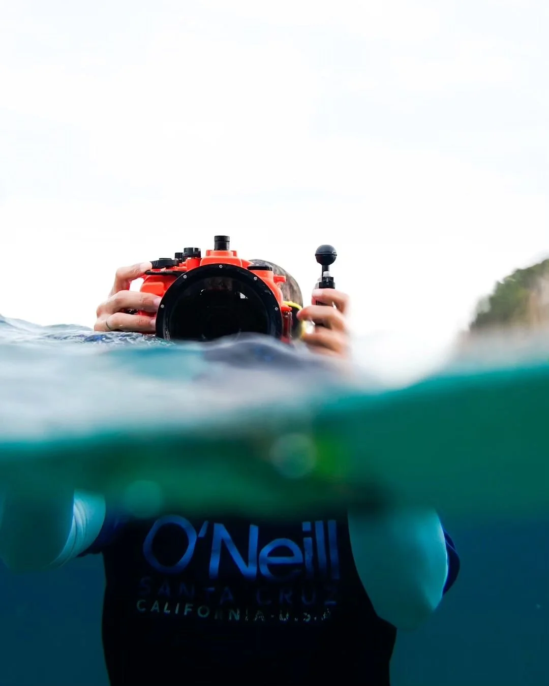 Sesi&oacute;n improvisada de viento y estudio en superficie 🌊 con @cadorip ⛵ y @seafrogs.com.hk 🐸 + @sony.espana 📸 

La fotograf&iacute;a de windsurf es apasionante pero muy exigente, requiere combinaci&oacute;n de habilidades t&eacute;cnicas muy 
