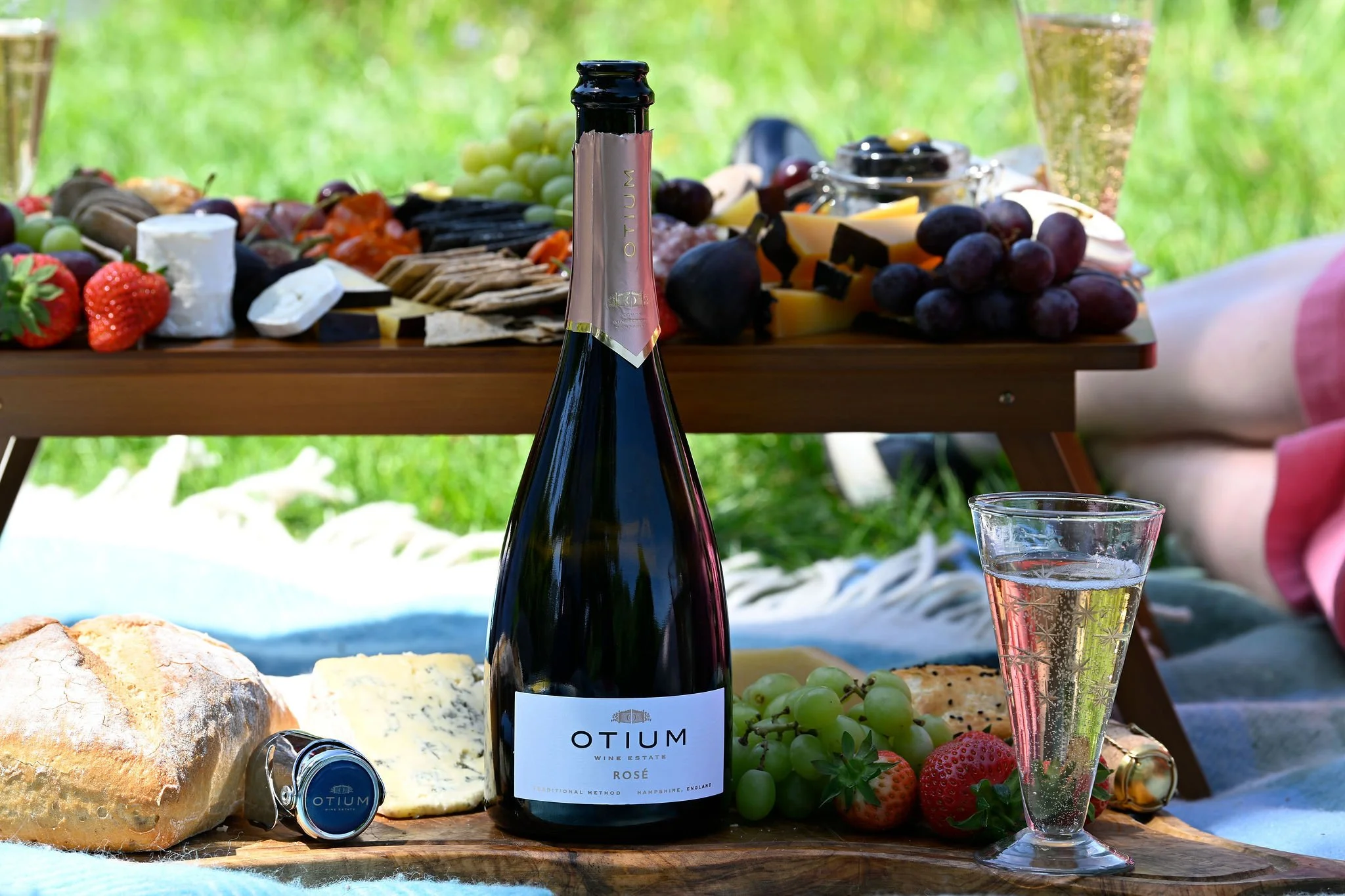 Otium Sparkling Rosé English Picnic LR.jpg