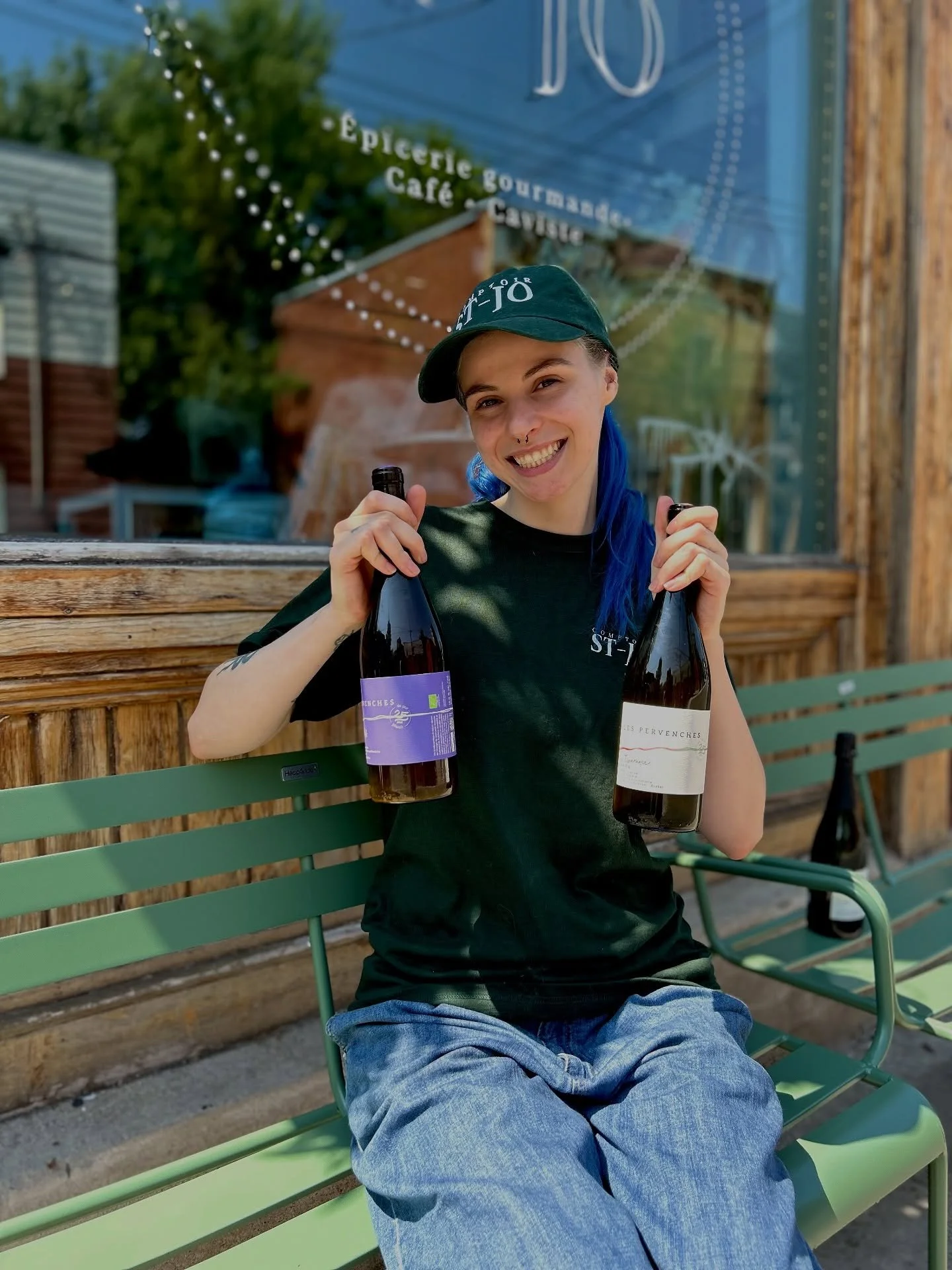Petit mot pour Camille ☕️

Toujours rayonnante avec ses cheveux flamboyants, elle passe avec aisance d&rsquo;un shooting photo ou d&rsquo;un d&eacute;fil&eacute; au comptoir du St-Jo. Son calme et sa constance apportent une belle stabilit&eacute; &ag