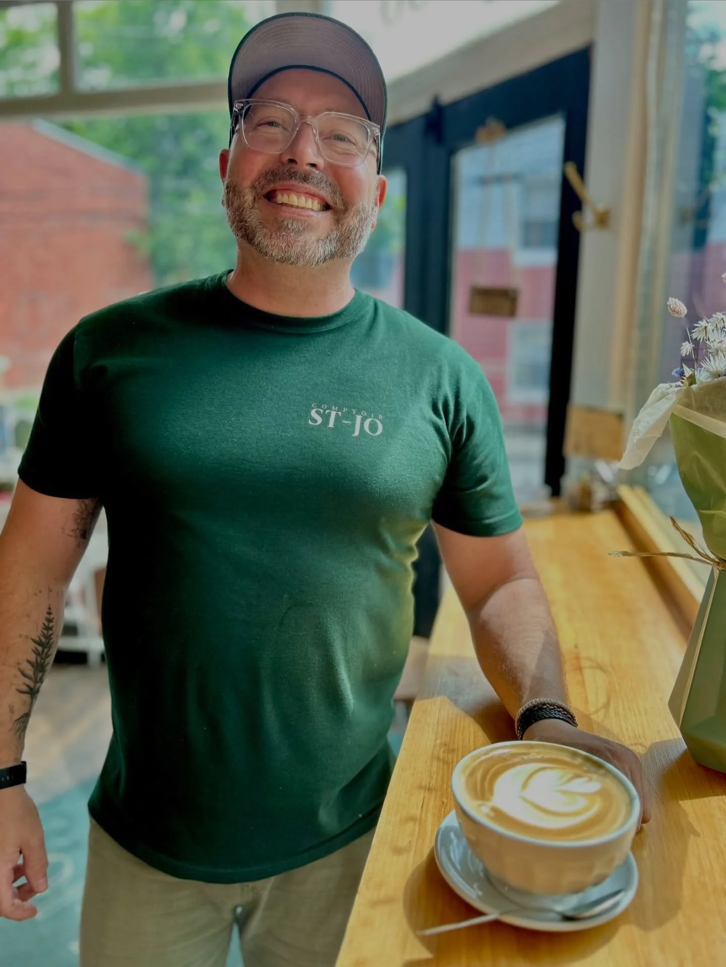 Aujourd&rsquo;hui, on c&eacute;l&egrave;bre un des piliers du Comptoir St-Jo : Marco ! 🥳
Merci pour ton sens de l&rsquo;accueil incomparable, tes pr&eacute;cieux conseils en vins et ta bonne humeur qui fait toute la diff&eacute;rence. On est chanceu