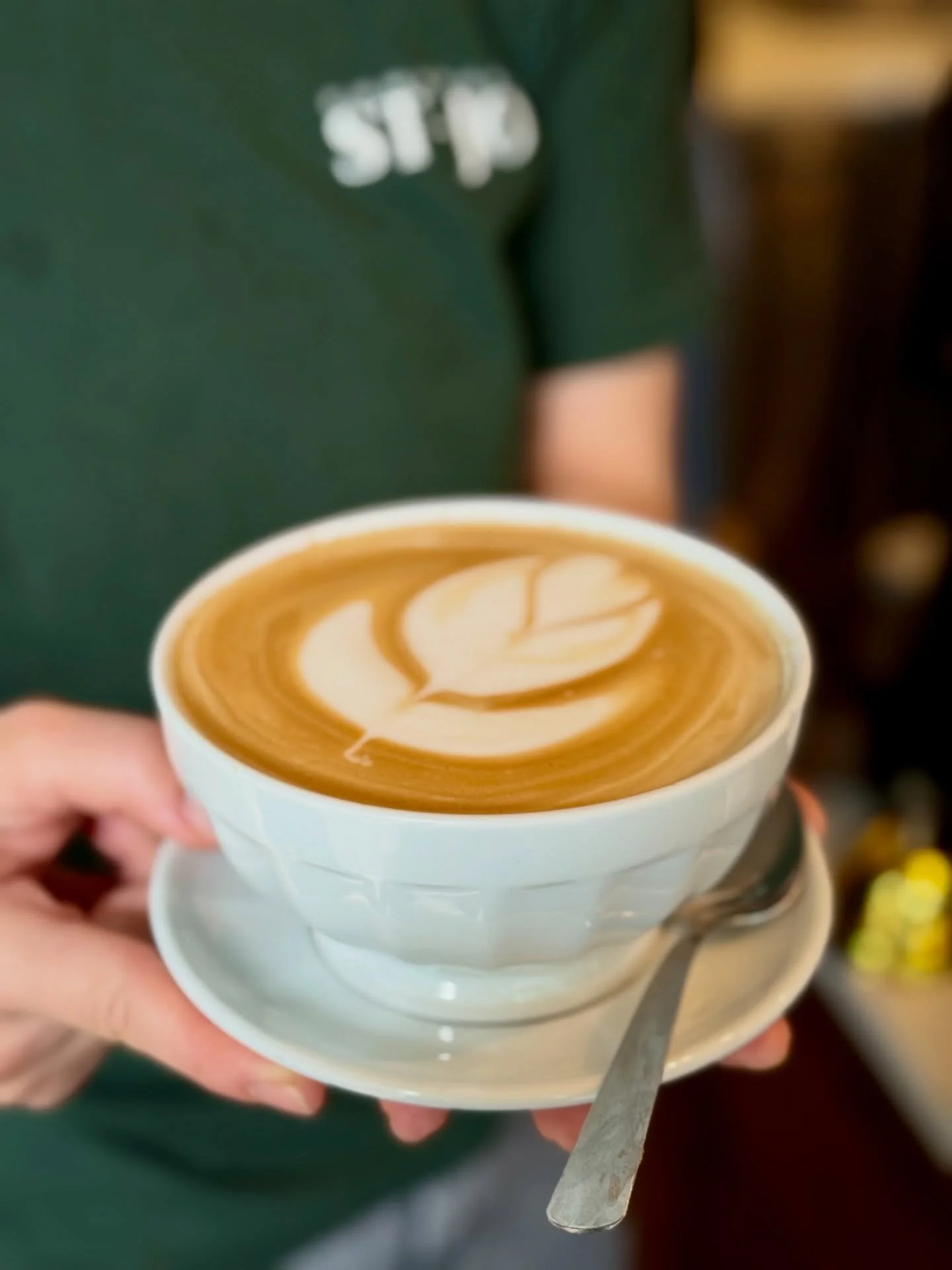 Le petit truc en plus ✨

Chaud ou froid, avec ou sans sucre, cr&egrave;me fouett&eacute;e, sirop d&rsquo;&eacute;rable, et m&ecirc;me un shot de vodka ou de vermouth au miel qu&eacute;b&eacute;cois... Au Comptoir St-Jo, on personnalise votre boisson 