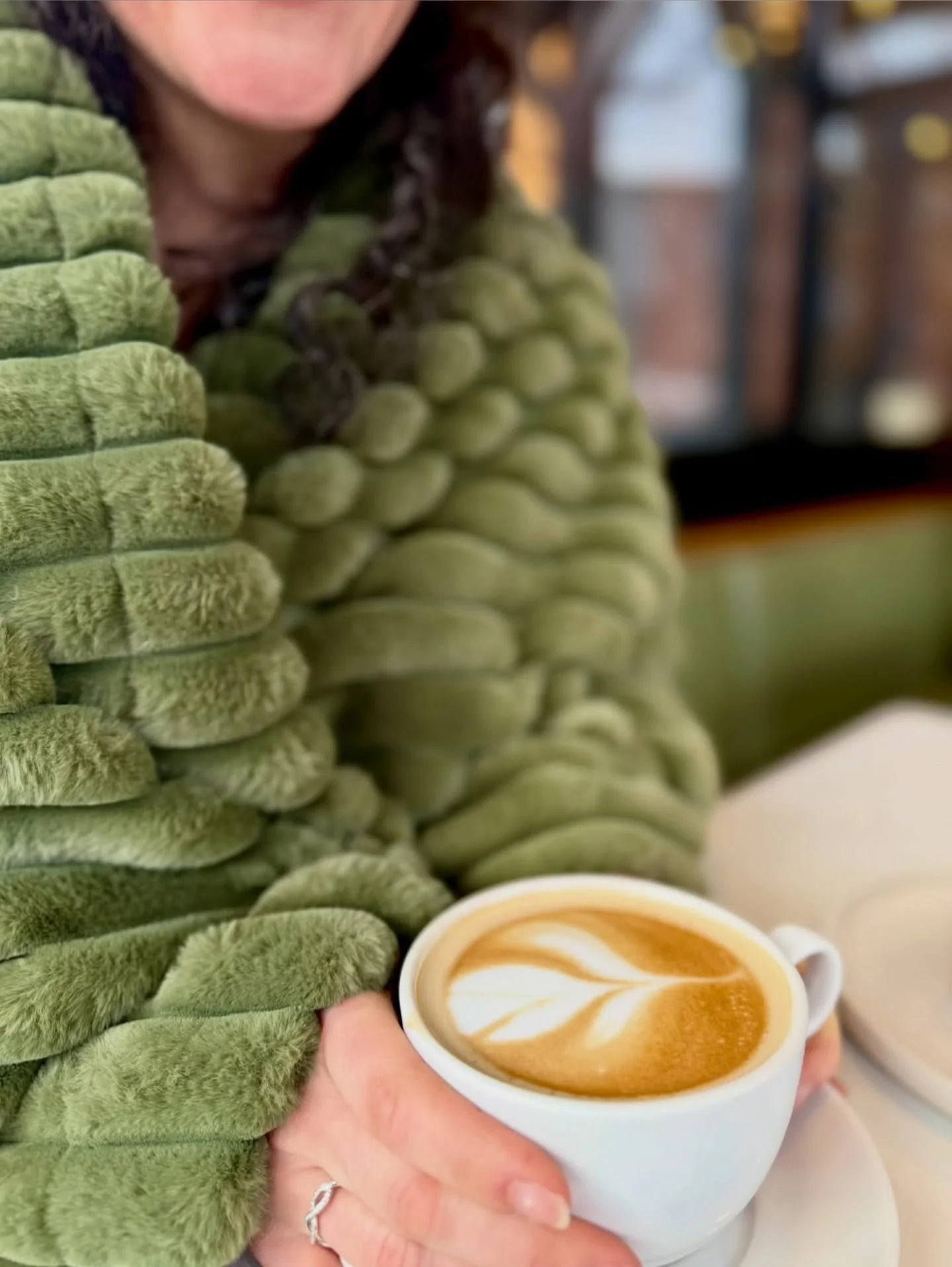 ❄️ Avez-vous essay&eacute; notre terrasse cet hiver ?

Profitez de l&rsquo;ambiance hivernale en tout confort gr&acirc;ce &agrave; notre chauffage d&rsquo;appoint. Et pour les plus frileux, nous mettons des couvertes bien douillettes &agrave; votre d