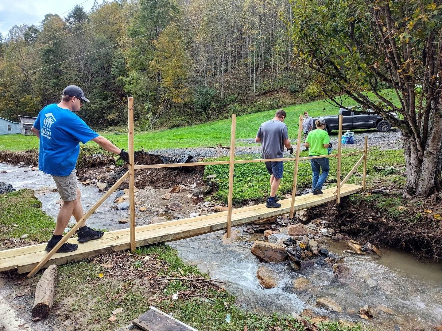 𝐋𝐚𝐧𝐬𝐢𝐧𝐠&rsquo;𝐬 𝐁𝐫𝐢𝐝𝐠𝐞 𝐭𝐨 𝐑𝐞𝐜𝐨𝐯𝐞𝐫𝐲 - a fundraiser relief effort for Lansing and surrounding towns in Ashe County, NC.

Families are still without electric and are stranded.  Our small group of friends helping those in need has