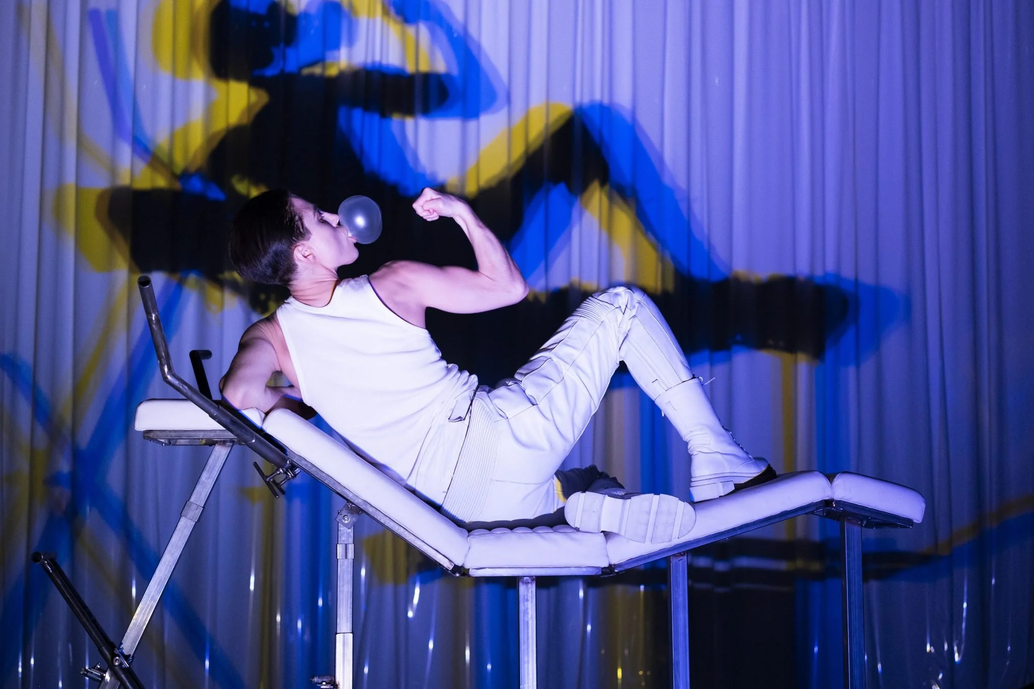 Gud skapade människan och jag skapade kuken