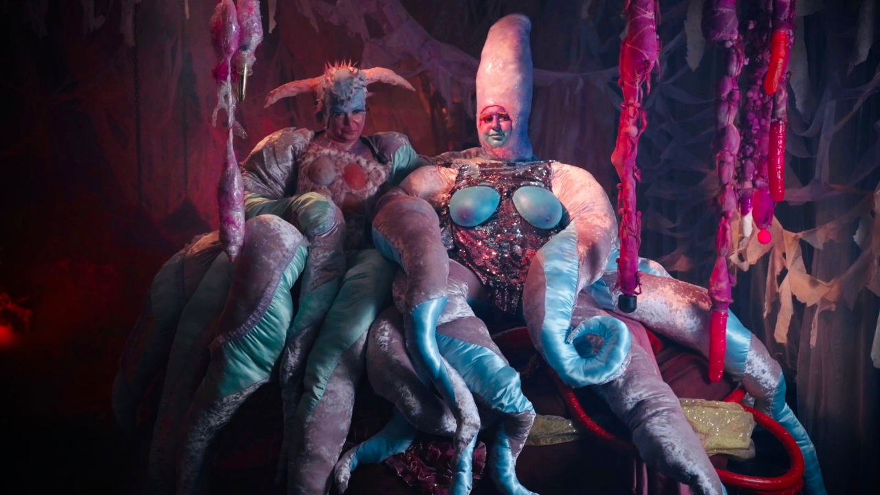 thumbnail_bild we are born femme .png