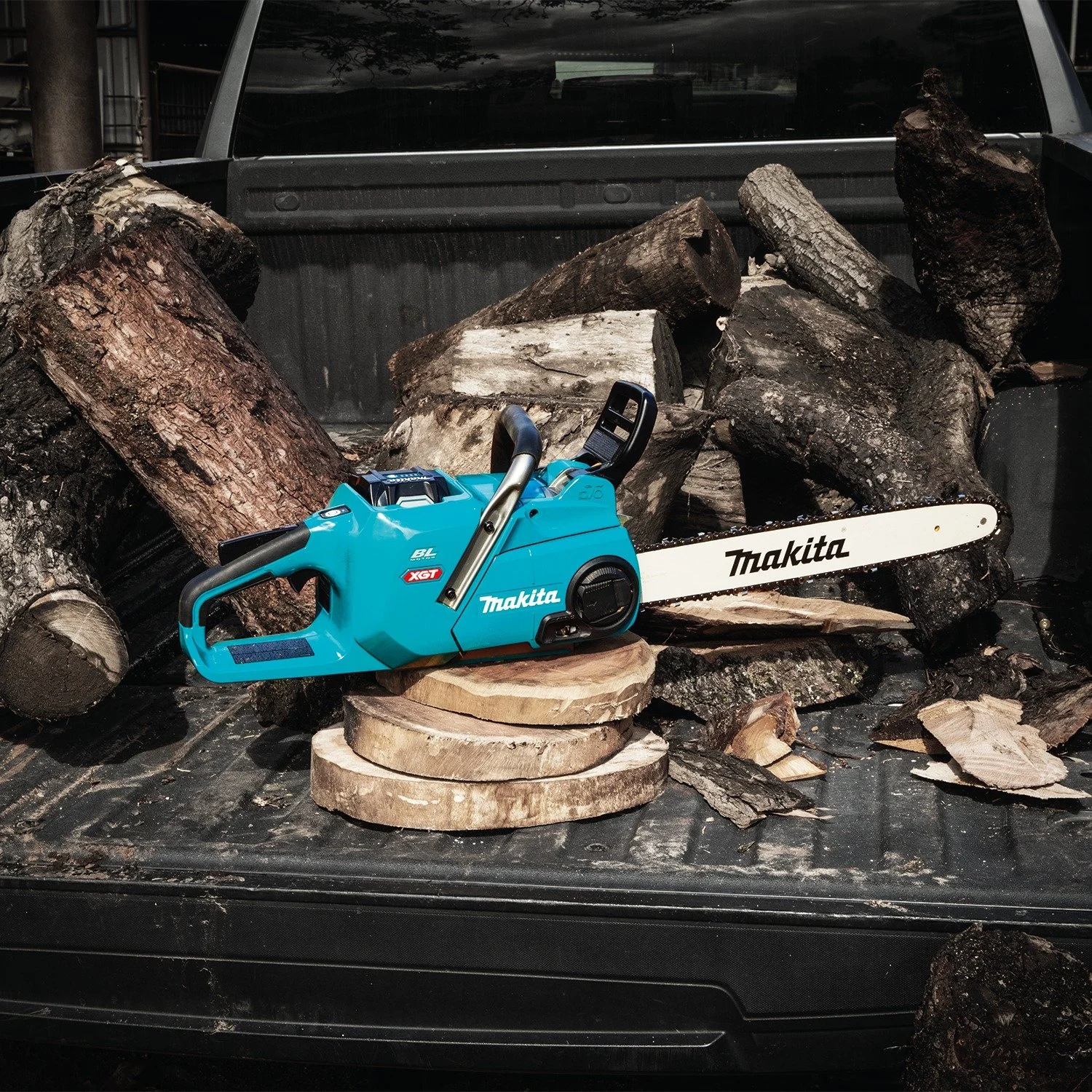 Looking for battery-operated equipment? Makita offers the XGT chainsaw, featuring unstoppable runtime and effortless control, your ultimate tool for timber and tough jobs. Get yours at Prime Power Equipment while supplies last! On CLEARANCE now!✨🩵 
