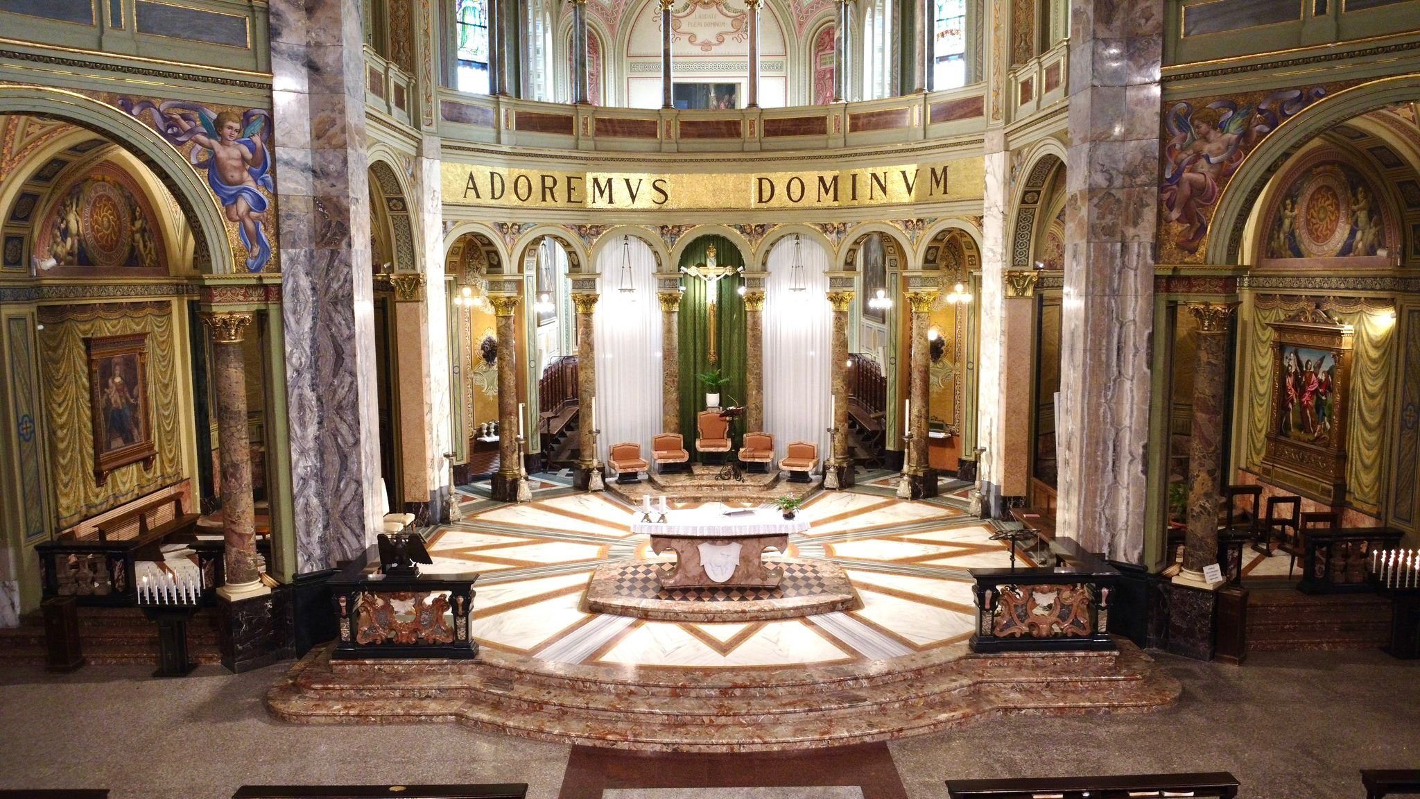Presbiterio della Basilica dei Santi Antonio abate e Francesca Cabrini di Sant'Angelo Lodigiano