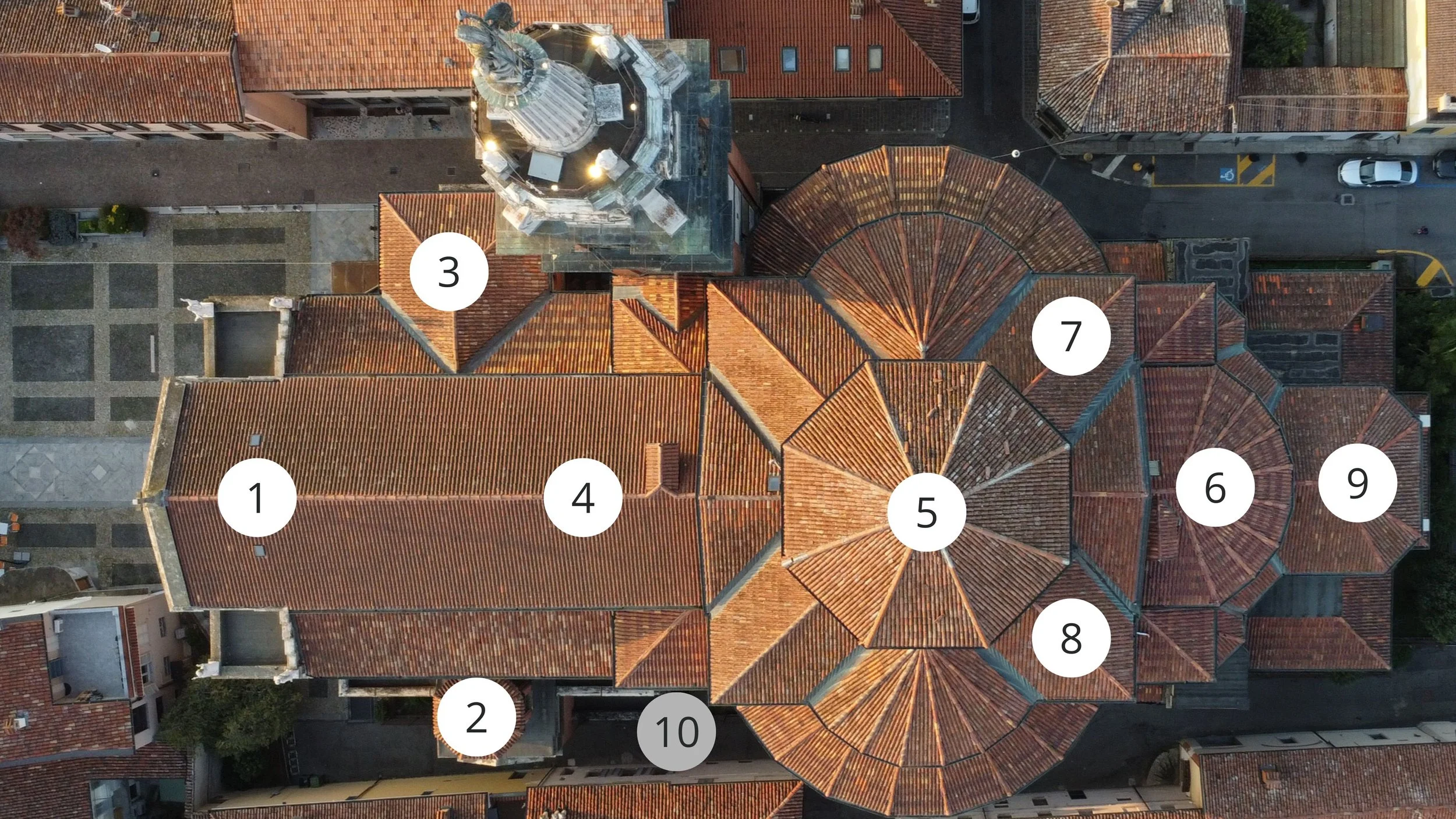 Veduta aerea di una chiesa con tetti in terracotta, con varie cupole e torri, numerate da 1 a 10.