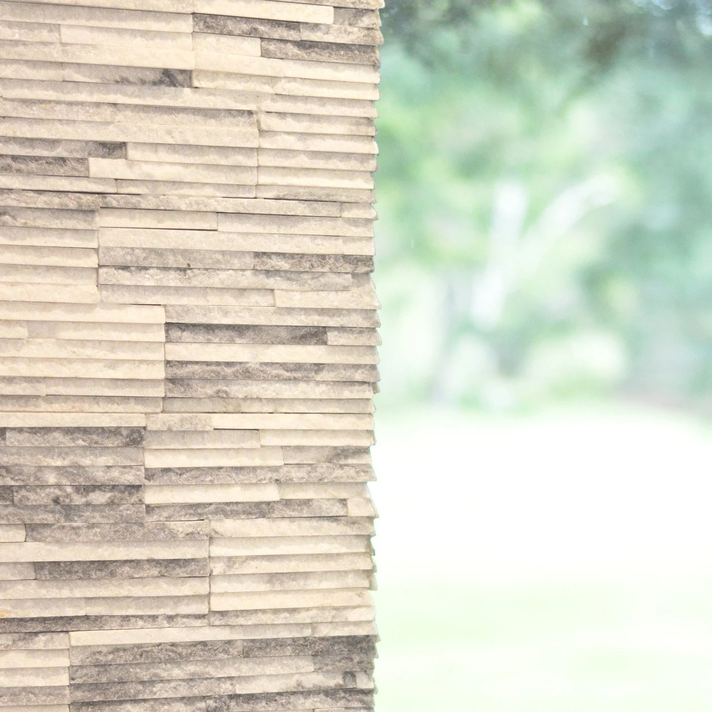 And now, a moment of Zen 🌿. Bright and serene, the design and material direction of this re-imagined apartment in Chestnut Hill speaks to its inherent surroundings. A clean and spacious aesthetic entices with fine details, ample natural light, and a