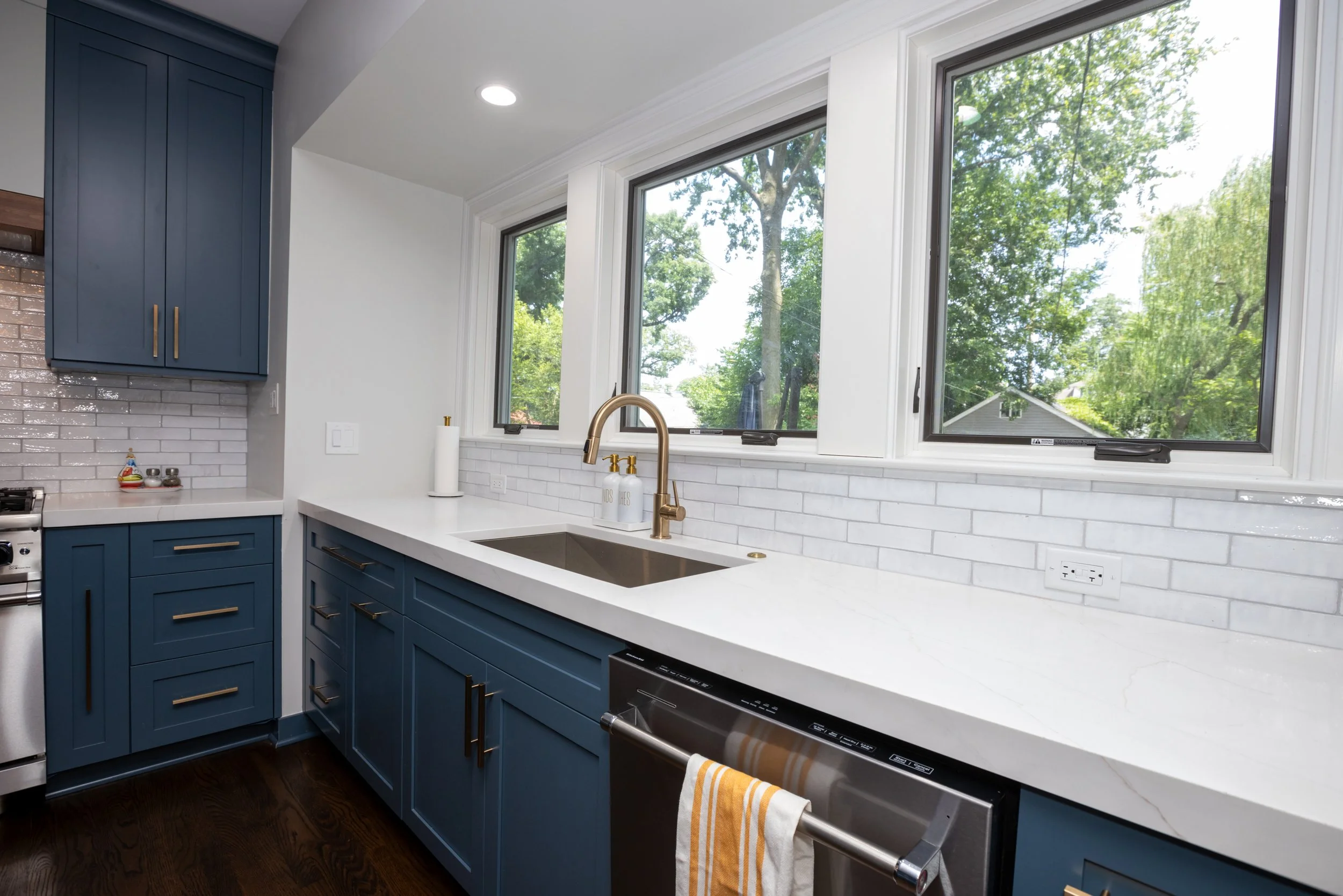 9325 S Damen -33.jpg