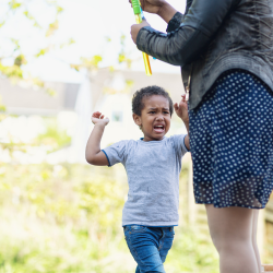 “Mon enfant me tape et mord - pourqoui et comment réagir?”