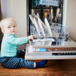 A travers les yeux des enfants, participer à la maison est un véritable travail sur son développement physiquement et psychiquement