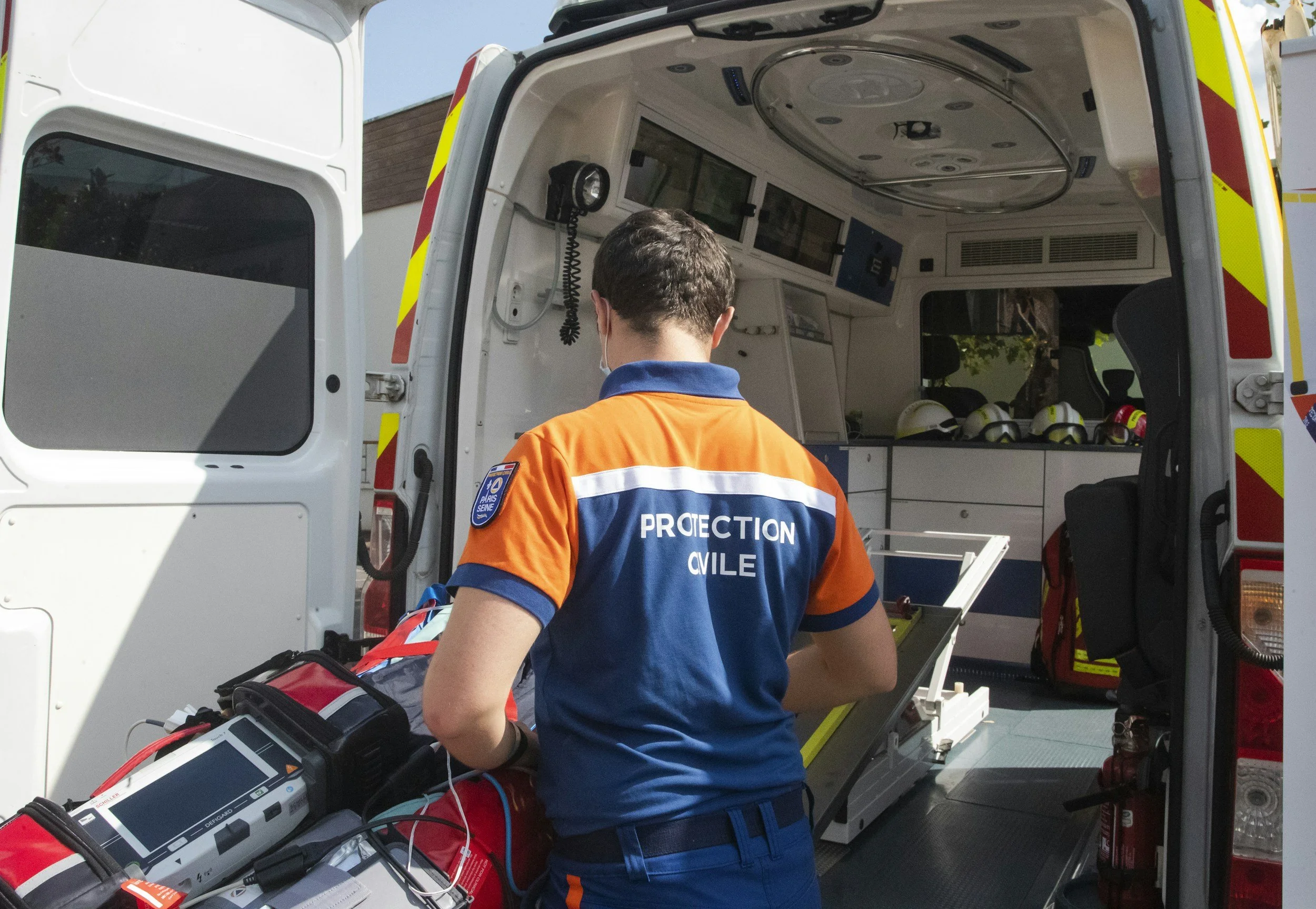 sapeur pompier rentre dans l'ambulance