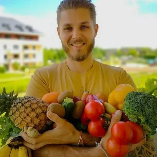 Michael Panneau un naturopathe avec des fruits dans sa main