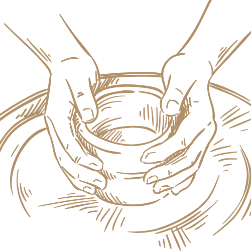 Mains modelant une pièce d'argile ou de pâte sur un tour de potier.