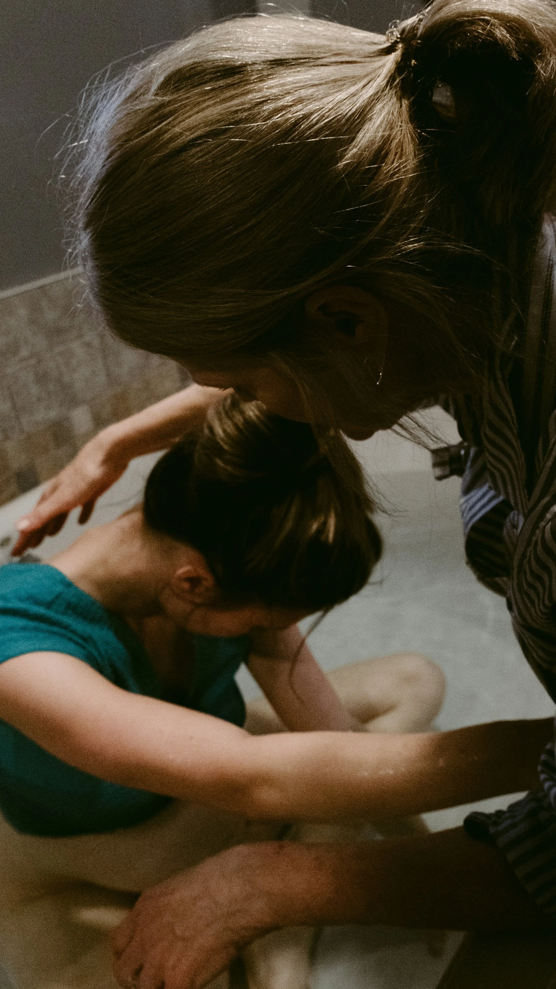 Une sage-femme soutienne une maman qui est entrain d'accoucher dans le baignoire en respectant son projet de naissance