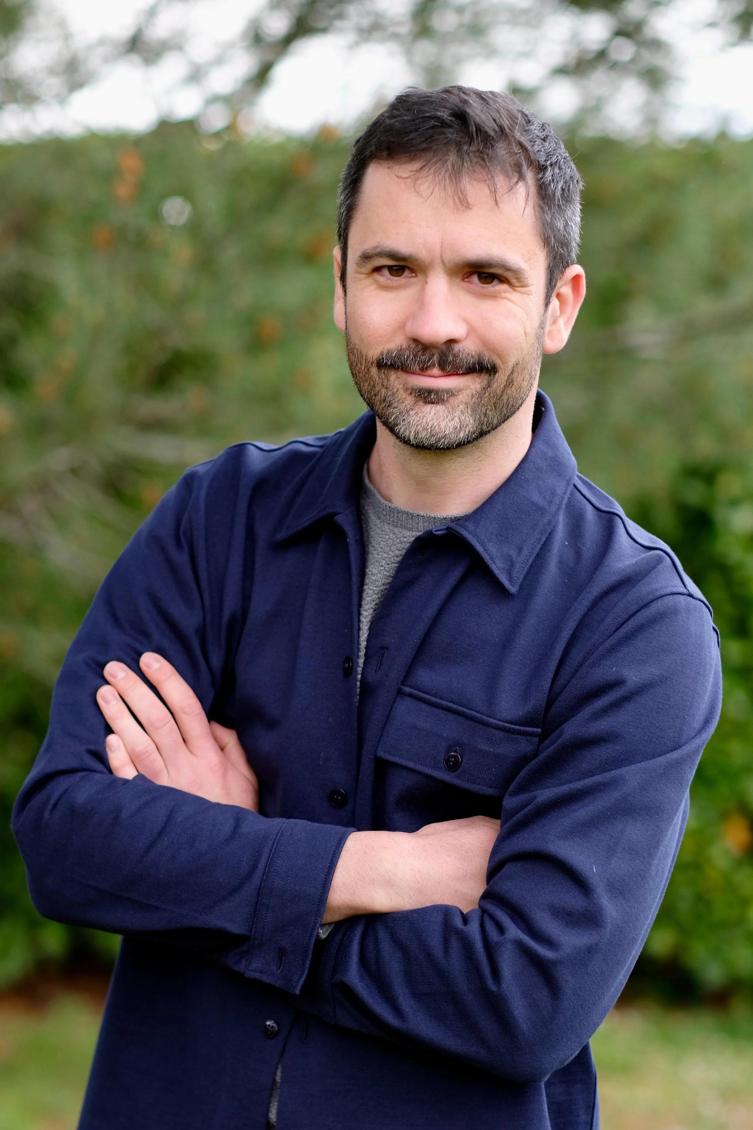 Romain Fillon avec un arrier plan de verdure