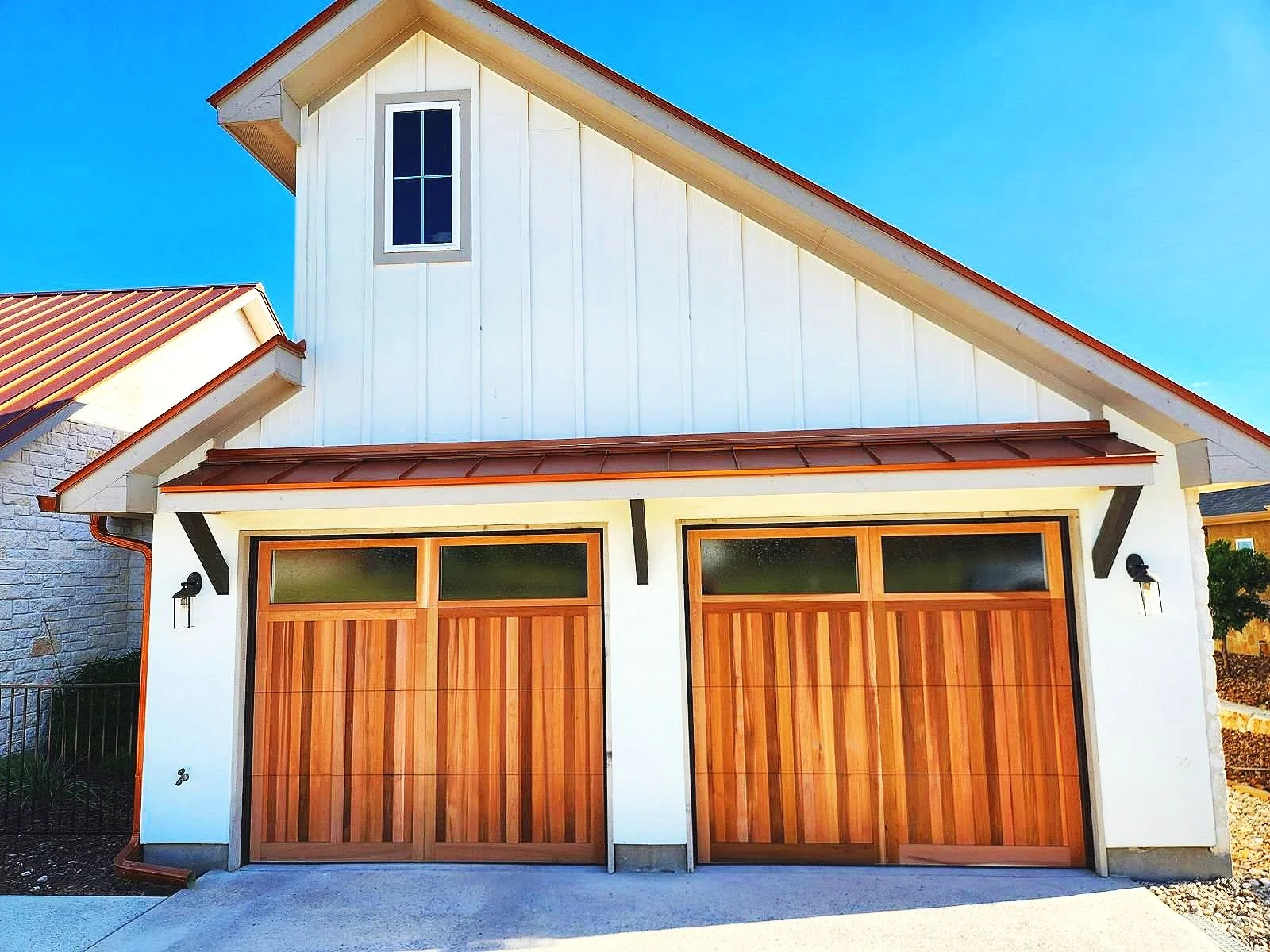 Oranssi carpenter using bench saw