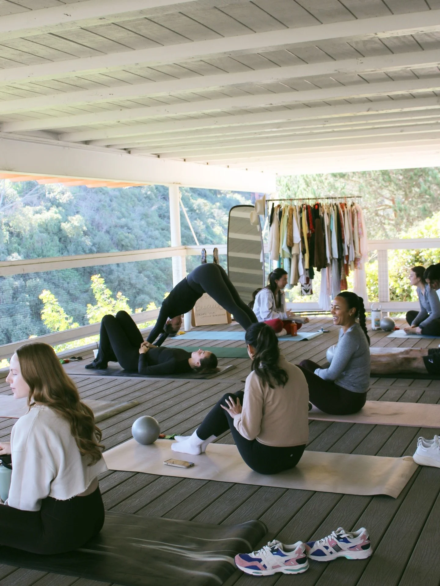 Mornings spent like this are what feeds our soul🍊🧵🪡🧥
 @riskthebisc