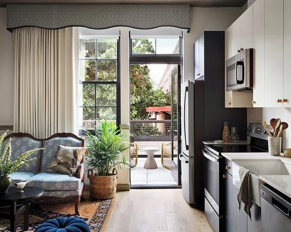 Project Highlight: Memoir Warehouse District- New Orleans ✨
We are proud to have manufactured and installed the custom drapery, roman shades and arched cornices for this exceptional project in New Orleans. Designed by AJCP, this project showcases tho