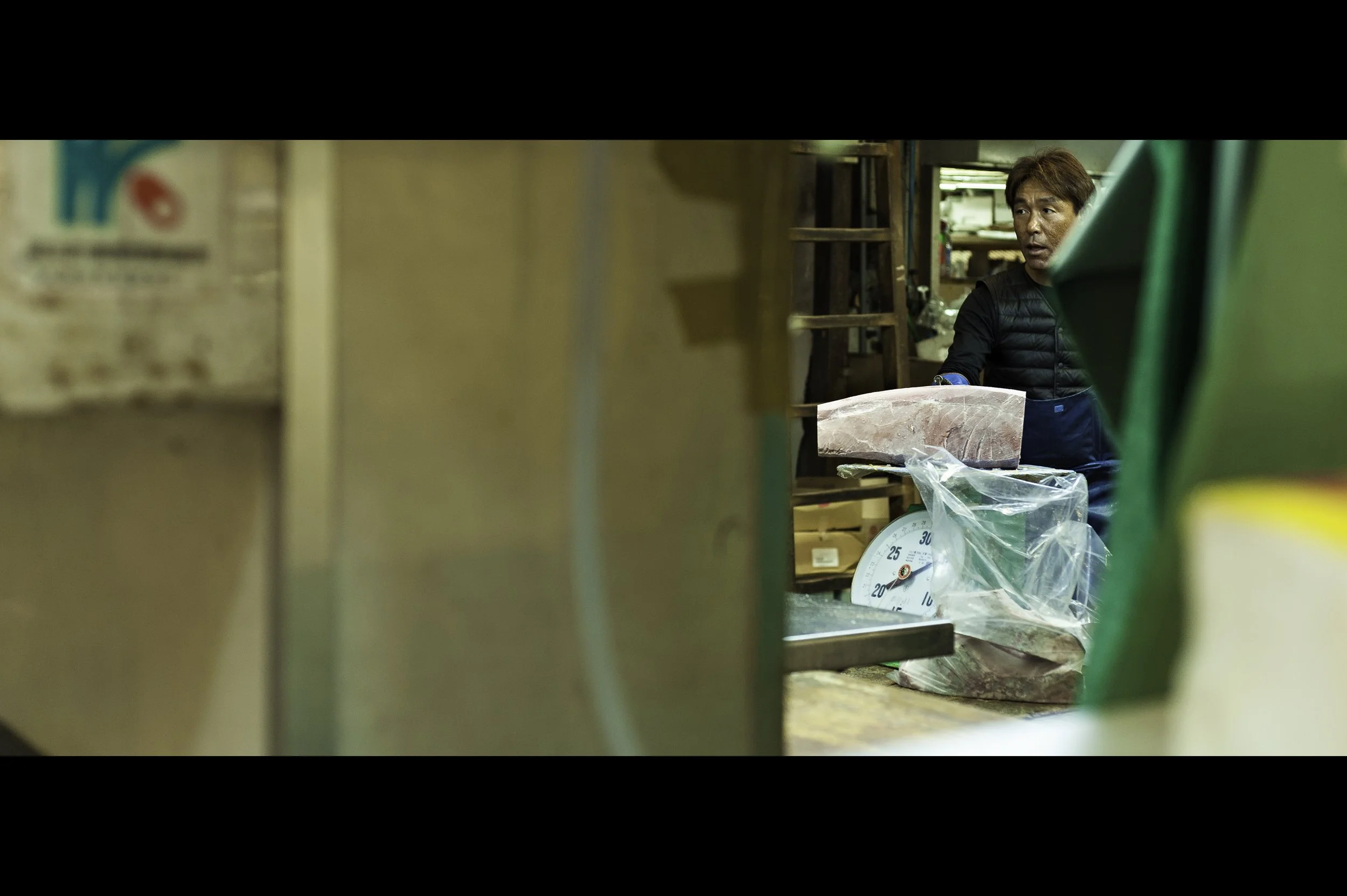 frozen-tuna-weighing-tsukiji.jpg