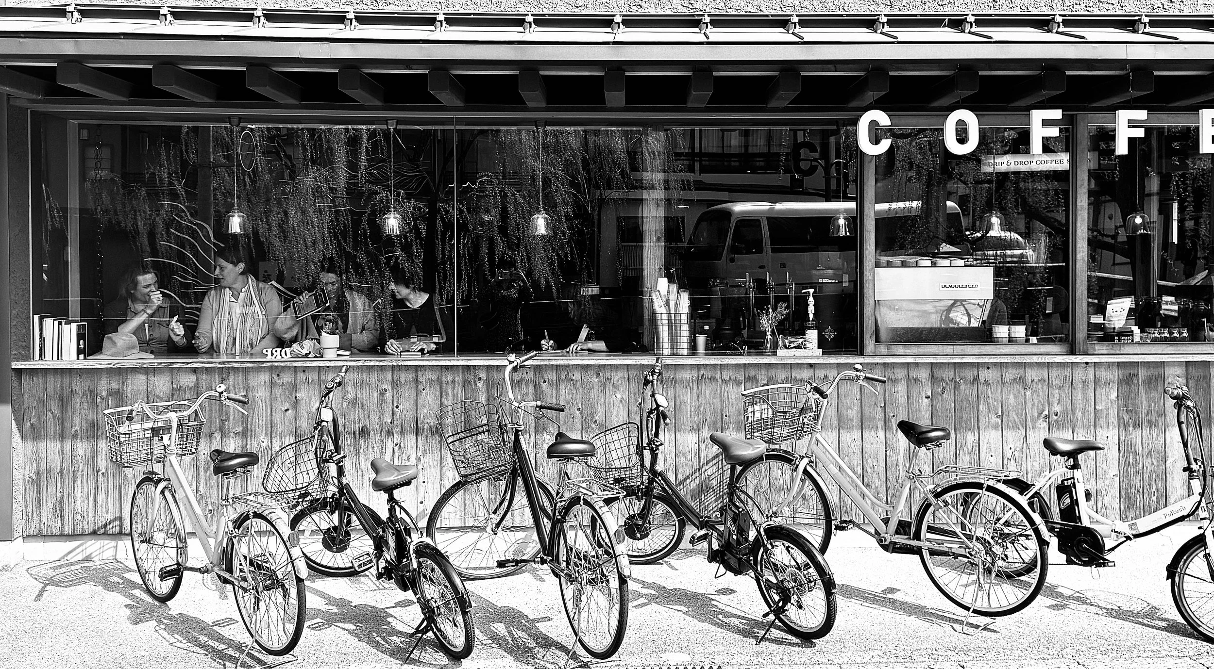 Drawers and Explorers: How we Travel