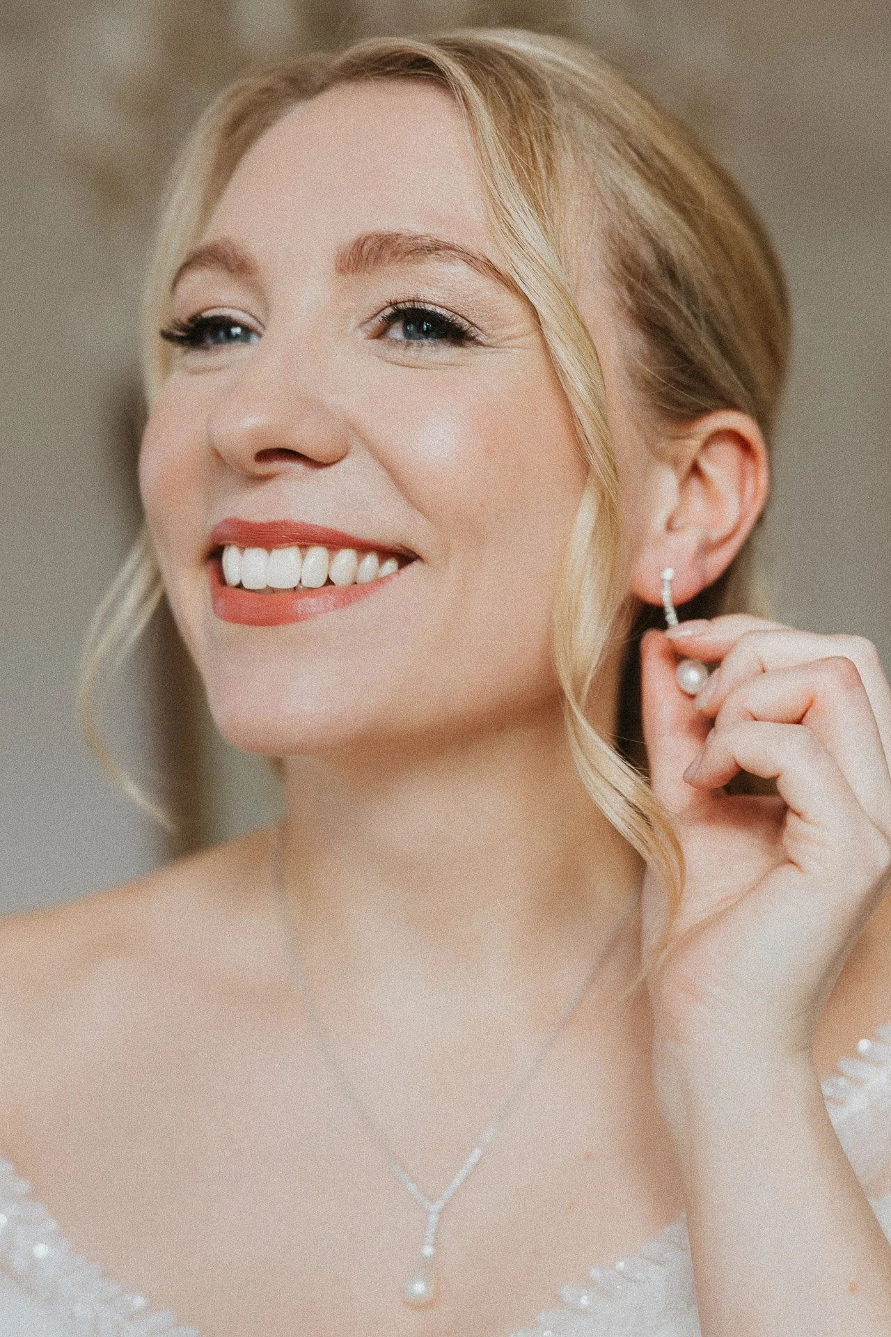 Nahes Portrait der Braut Elisabeth mit natürlichem Licht und einem ruhigen Lächeln.
