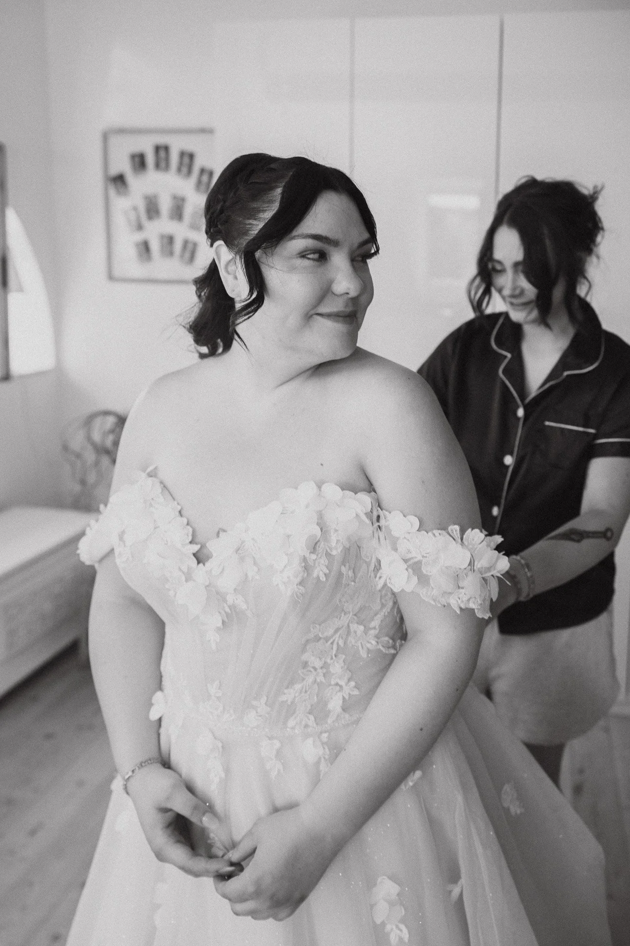 Fabienne wird beim Anziehen des Brautkleids von einer Freundin unterstützt.