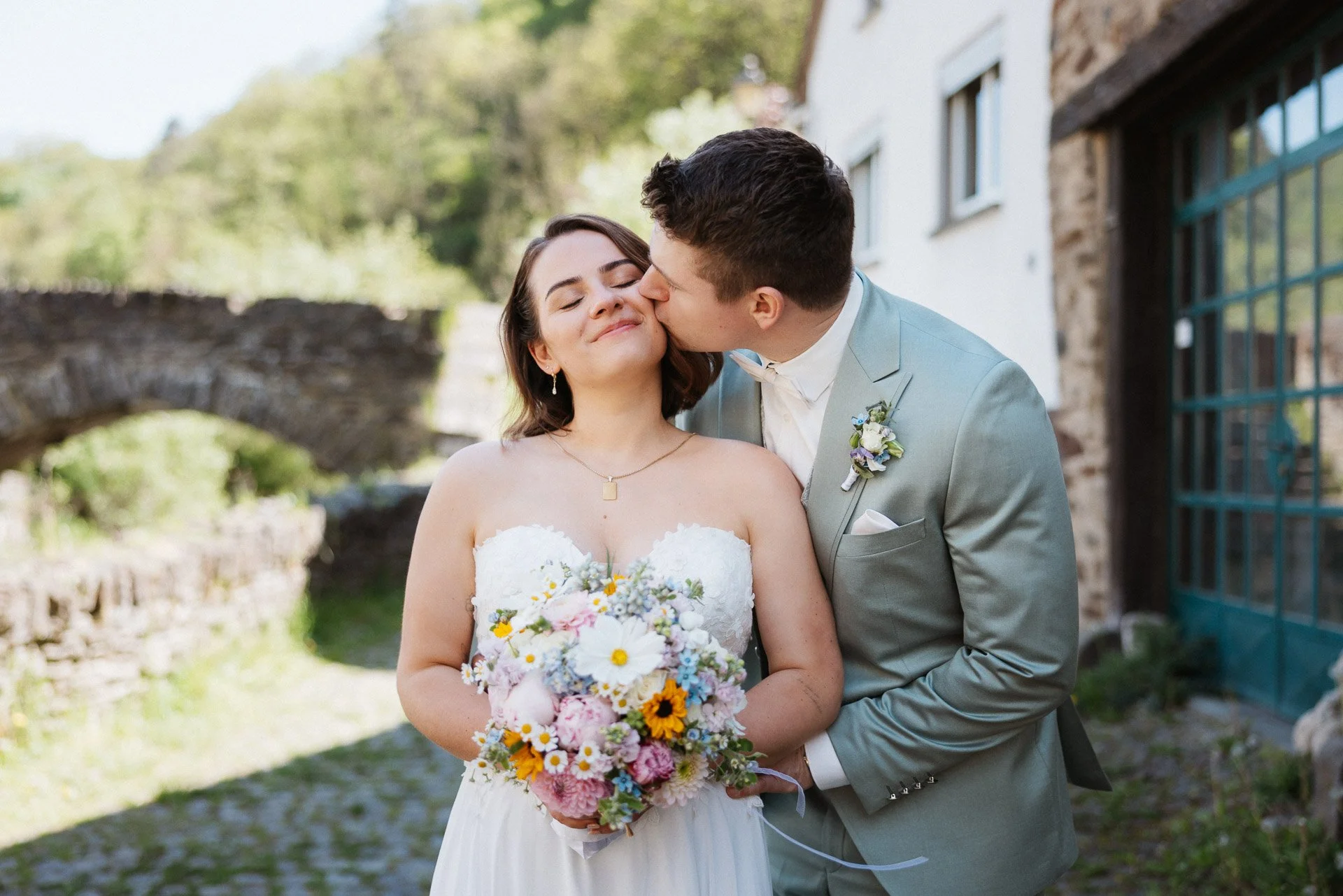 Brautpaar bei einer Sommerhochzeit in der Region Koblenz – DIETZIMAGE